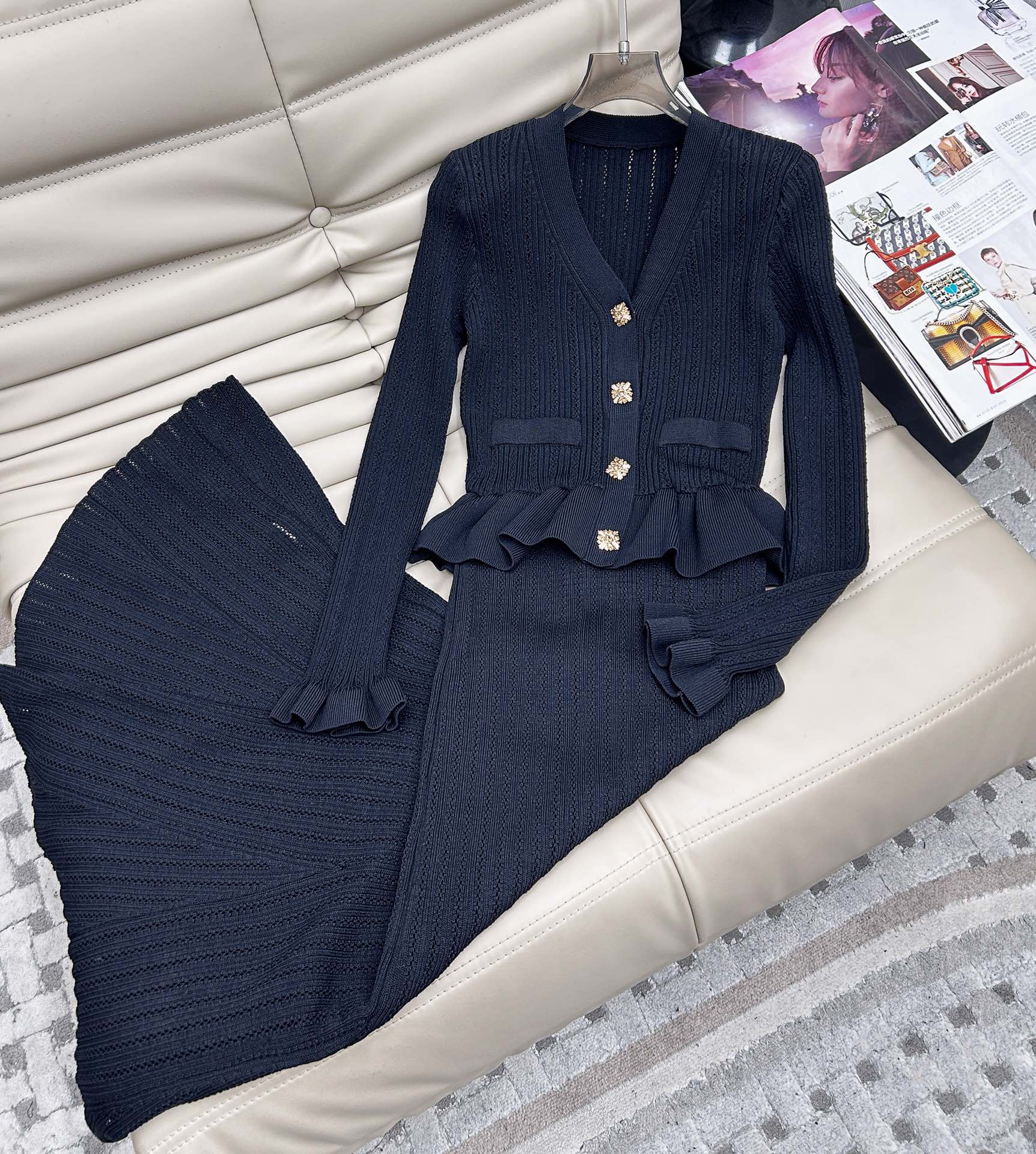 NO:467069,New Year's new v-neck hollow knit series long-sleeved fake two-piece dress. The long skirt waist ruffles are clearly layered and exquisite and sweet. Customized gem buttons embellish the luxurious details. The hollow knitted fabric is skin-friendly and comfortable. Whether it is dates, parties, birthday parties, daily commuting, celebrity. Top version 2 colors SML.,, skirts, alexander wang19860909年新款 v领镂空针织系列长袖假两件连衣裙 长裙腰部荷叶边设计层次分明精致又甜美 定制宝石纽扣点缀打造奢华细节 镂空针织面料上身亲肤舒适 无论约会聚会,生日派对日常通勤都很优雅名媛 顶级版本 2色SML.,,skirts,alexander wang,Women's clothing