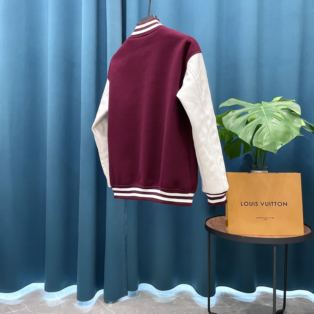 P250
Louis Vuitton➡️路易威登 走秀款棒球服外套夹克
订购原版开模 历时一个月终于出货了,简直太爱了 上身真的超级帅。抖音某博主讲今年LV新出的会成为未来的趋势,随意翻翻街拍 就能发现明星们都把它当作收藏级的外套,男女轻奢主义通勤必备单品。开发全网最高版本 耗时1个月订制 成本极高 德国进口横机定织羊毛提花螺纹,选用进口小羊皮的头层皮 褶皱纹路质感无敌 手工切割 精工细作 拼皮位置非常讲究技术 整件衣服好不好看就要看这位置 顶级做工 细节经得起考验 。定制全套辅料,字母清晰完美还原无差别。高端大气 档次十足! 整件衣服全部为重工艺独家定制 毛巾贴布绣 与工艺刺绣完美结合 精准下针!绝对的重工艺品质!