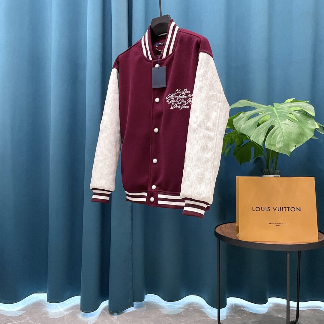 P250
Louis Vuitton➡️路易威登 走秀款棒球服外套夹克
订购原版开模 历时一个月终于出货了,简直太爱了 上身真的超级帅。抖音某博主讲今年LV新出的会成为未来的趋势,随意翻翻街拍 就能发现明星们都把它当作收藏级的外套,男女轻奢主义通勤必备单品。开发全网最高版本 耗时1个月订制 成本极高 德国进口横机定织羊毛提花螺纹,选用进口小羊皮的头层皮 褶皱纹路质感无敌 手工切割 精工细作 拼皮位置非常讲究技术 整件衣服好不好看就要看这位置 顶级做工 细节经得起考验 。定制全套辅料,字母清晰完美还原无差别。高端大气 档次十足! 整件衣服全部为重工艺独家定制 毛巾贴布绣 与工艺刺绣完美结合 精准下针!绝对的重工艺品质!
