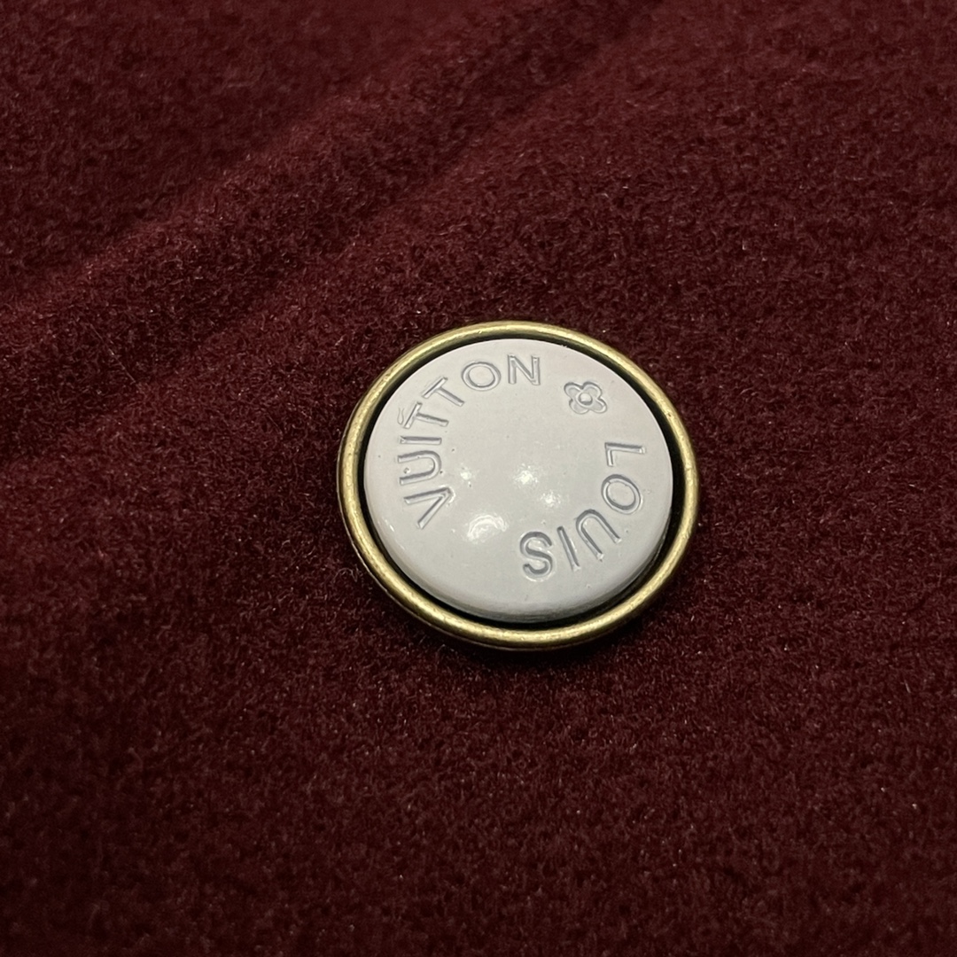 P250
Louis Vuitton➡️路易威登 走秀款棒球服外套夹克
订购原版开模 历时一个月终于出货了,简直太爱了 上身真的超级帅。抖音某博主讲今年LV新出的会成为未来的趋势,随意翻翻街拍 就能发现明星们都把它当作收藏级的外套,男女轻奢主义通勤必备单品。开发全网最高版本 耗时1个月订制 成本极高 德国进口横机定织羊毛提花螺纹,选用进口小羊皮的头层皮 褶皱纹路质感无敌 手工切割 精工细作 拼皮位置非常讲究技术 整件衣服好不好看就要看这位置 顶级做工 细节经得起考验 。定制全套辅料,字母清晰完美还原无差别。高端大气 档次十足! 整件衣服全部为重工艺独家定制 毛巾贴布绣 与工艺刺绣完美结合 精准下针!绝对的重工艺品质!