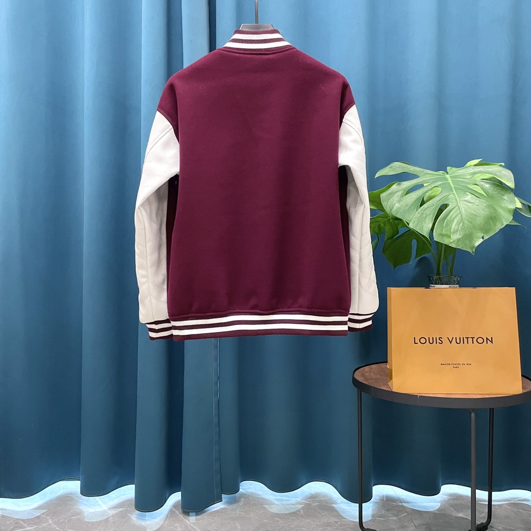 P250
Louis Vuitton➡️路易威登 走秀款棒球服外套夹克
订购原版开模 历时一个月终于出货了,简直太爱了 上身真的超级帅。抖音某博主讲今年LV新出的会成为未来的趋势,随意翻翻街拍 就能发现明星们都把它当作收藏级的外套,男女轻奢主义通勤必备单品。开发全网最高版本 耗时1个月订制 成本极高 德国进口横机定织羊毛提花螺纹,选用进口小羊皮的头层皮 褶皱纹路质感无敌 手工切割 精工细作 拼皮位置非常讲究技术 整件衣服好不好看就要看这位置 顶级做工 细节经得起考验 。定制全套辅料,字母清晰完美还原无差别。高端大气 档次十足! 整件衣服全部为重工艺独家定制 毛巾贴布绣 与工艺刺绣完美结合 精准下针!绝对的重工艺品质!