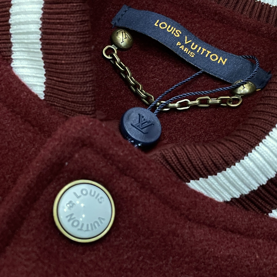 P250
Louis Vuitton➡️路易威登 走秀款棒球服外套夹克
订购原版开模 历时一个月终于出货了,简直太爱了 上身真的超级帅。抖音某博主讲今年LV新出的会成为未来的趋势,随意翻翻街拍 就能发现明星们都把它当作收藏级的外套,男女轻奢主义通勤必备单品。开发全网最高版本 耗时1个月订制 成本极高 德国进口横机定织羊毛提花螺纹,选用进口小羊皮的头层皮 褶皱纹路质感无敌 手工切割 精工细作 拼皮位置非常讲究技术 整件衣服好不好看就要看这位置 顶级做工 细节经得起考验 。定制全套辅料,字母清晰完美还原无差别。高端大气 档次十足! 整件衣服全部为重工艺独家定制 毛巾贴布绣 与工艺刺绣完美结合 精准下针!绝对的重工艺品质!
