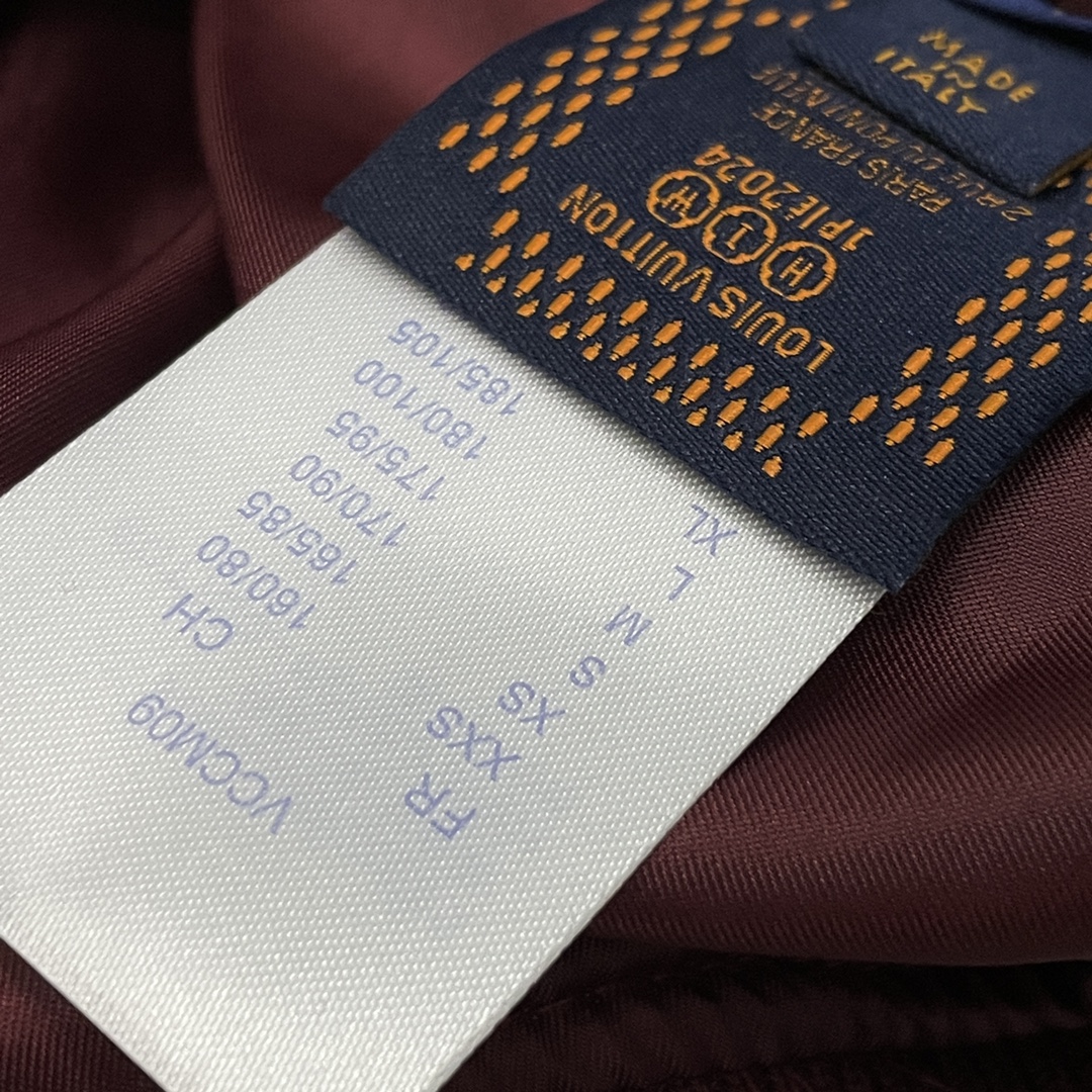P250
Louis Vuitton➡️路易威登 走秀款棒球服外套夹克
订购原版开模 历时一个月终于出货了,简直太爱了 上身真的超级帅。抖音某博主讲今年LV新出的会成为未来的趋势,随意翻翻街拍 就能发现明星们都把它当作收藏级的外套,男女轻奢主义通勤必备单品。开发全网最高版本 耗时1个月订制 成本极高 德国进口横机定织羊毛提花螺纹,选用进口小羊皮的头层皮 褶皱纹路质感无敌 手工切割 精工细作 拼皮位置非常讲究技术 整件衣服好不好看就要看这位置 顶级做工 细节经得起考验 。定制全套辅料,字母清晰完美还原无差别。高端大气 档次十足! 整件衣服全部为重工艺独家定制 毛巾贴布绣 与工艺刺绣完美结合 精准下针!绝对的重工艺品质!