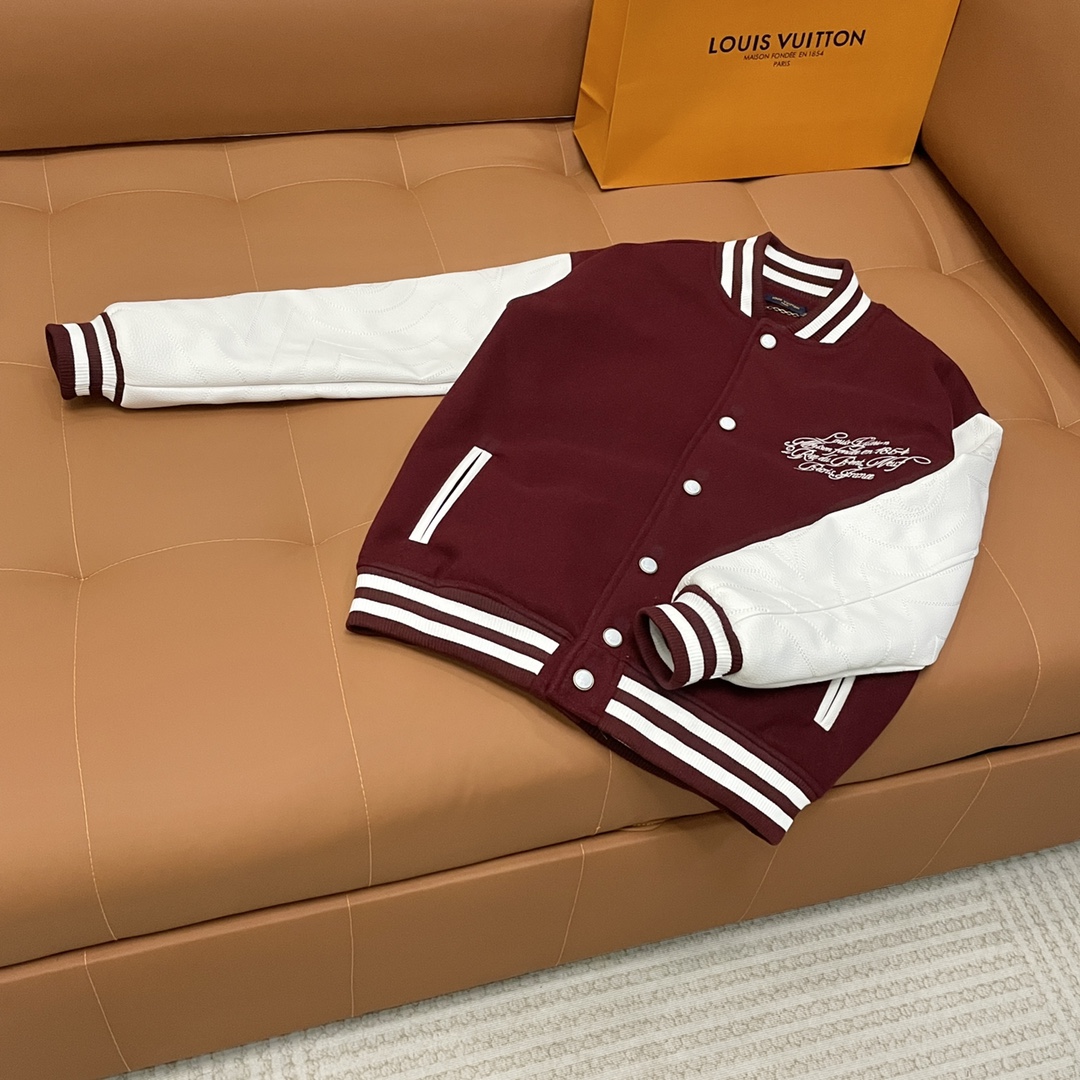 P250
Louis Vuitton➡️路易威登 走秀款棒球服外套夹克
订购原版开模 历时一个月终于出货了,简直太爱了 上身真的超级帅。抖音某博主讲今年LV新出的会成为未来的趋势,随意翻翻街拍 就能发现明星们都把它当作收藏级的外套,男女轻奢主义通勤必备单品。开发全网最高版本 耗时1个月订制 成本极高 德国进口横机定织羊毛提花螺纹,选用进口小羊皮的头层皮 褶皱纹路质感无敌 手工切割 精工细作 拼皮位置非常讲究技术 整件衣服好不好看就要看这位置 顶级做工 细节经得起考验 。定制全套辅料,字母清晰完美还原无差别。高端大气 档次十足! 整件衣服全部为重工艺独家定制 毛巾贴布绣 与工艺刺绣完美结合 精准下针!绝对的重工艺品质!