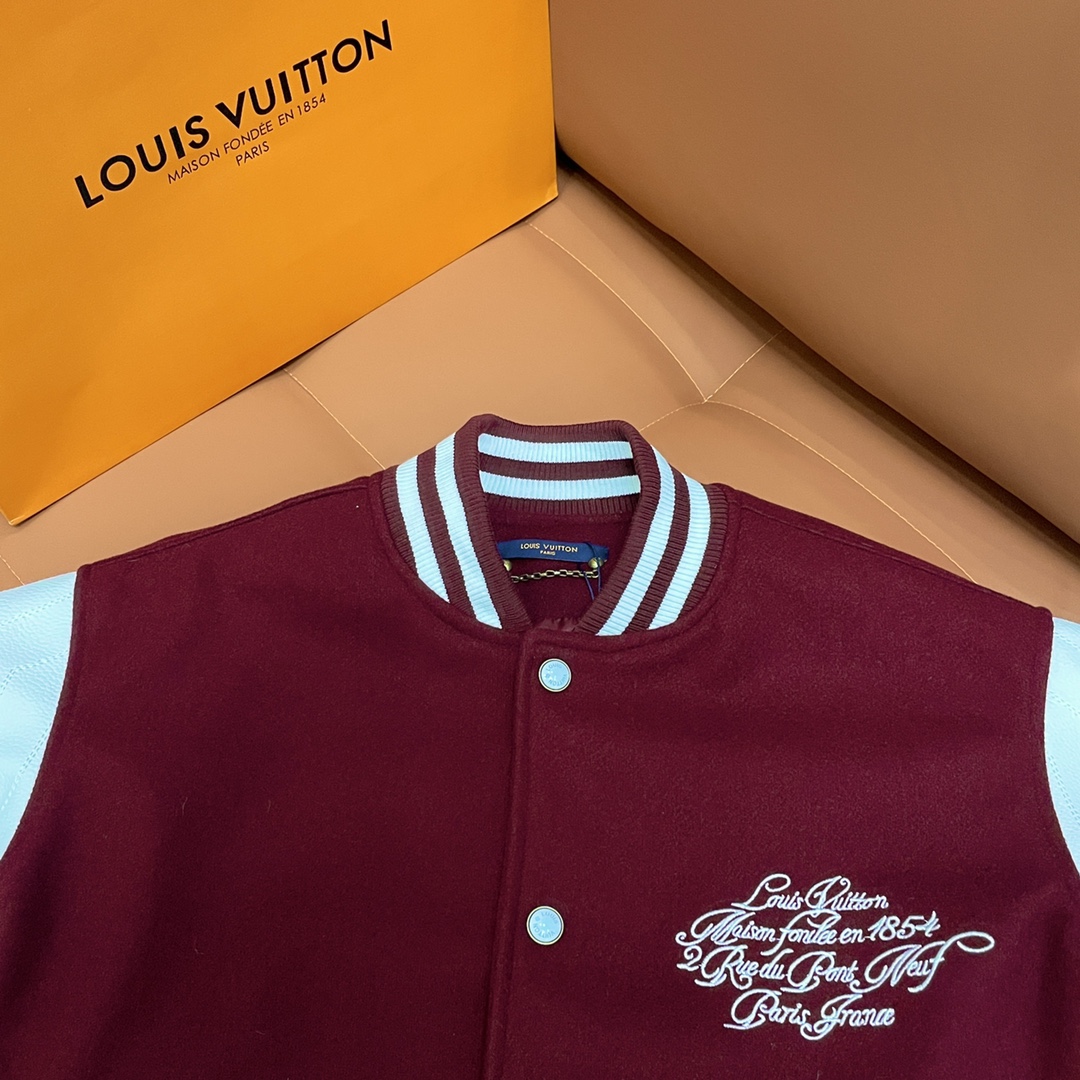 P250
Louis Vuitton➡️路易威登 走秀款棒球服外套夹克
订购原版开模 历时一个月终于出货了,简直太爱了 上身真的超级帅。抖音某博主讲今年LV新出的会成为未来的趋势,随意翻翻街拍 就能发现明星们都把它当作收藏级的外套,男女轻奢主义通勤必备单品。开发全网最高版本 耗时1个月订制 成本极高 德国进口横机定织羊毛提花螺纹,选用进口小羊皮的头层皮 褶皱纹路质感无敌 手工切割 精工细作 拼皮位置非常讲究技术 整件衣服好不好看就要看这位置 顶级做工 细节经得起考验 。定制全套辅料,字母清晰完美还原无差别。高端大气 档次十足! 整件衣服全部为重工艺独家定制 毛巾贴布绣 与工艺刺绣完美结合 精准下针!绝对的重工艺品质!