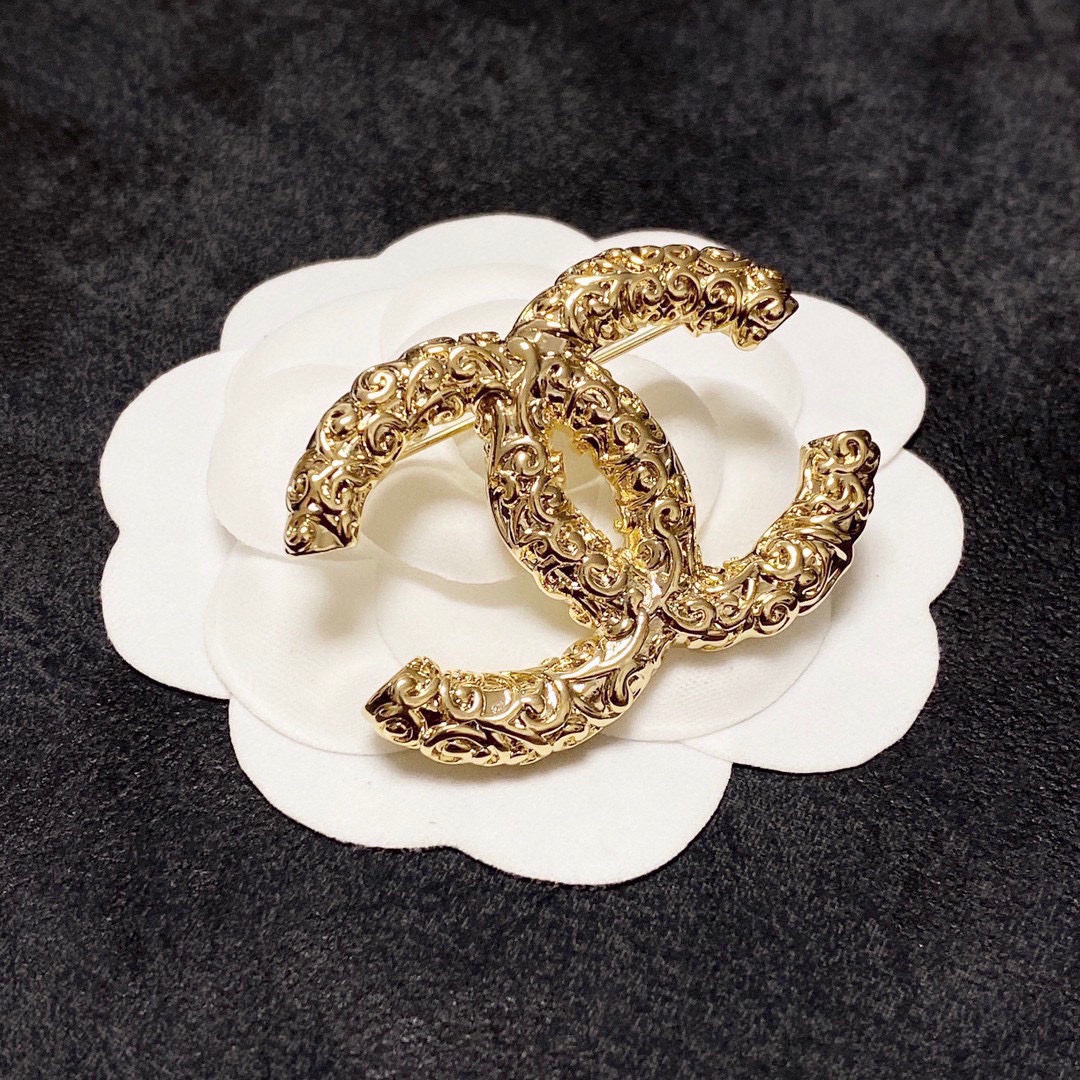 NO:115695,CHANEL Xiaoxiang The new style of the counter is equipped with a new Chanel small brooch, which is the most familiar with women. Women who devote all their efforts to be themselves often cherish the meaning of the brooch more. Ms. Chanel pins the brooch on the hat and tells those fashionable ladies who imitate her [brook is very practical, it can be pinned on the suit collar, pocket, hat, belt or evening dress, jewelry quality, chanel, chanel, business suit, brooch, breastpin, hats19860909CHANEL小香 专柜新款同步上新香奈儿小号胸针,是最懂女人的饰物.那些倾注了全部心血去做自己的女人,往往更珍惜胸针的意义.香奈儿女士把胸针别在帽子上,并告诉那些模仿她的时髦女士们[胸针可是非常实用,它可以别在西装领上、口袋上、帽子上、腰带上或者是晚礼服上,饰品精品,chanel,chanel,business suit,brooch，breastpin,hats,Jewelry
