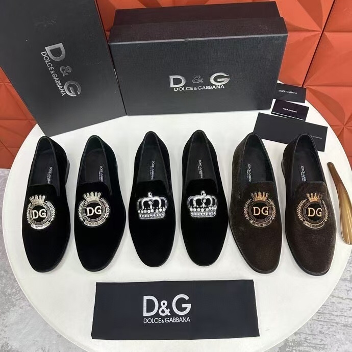 NO:348620,D&G Ariosto series moccasin loafers men's loafers leather shoes are presented with a new version of the creative concept. The computer embroidered D G crown logo is unique in style. The style is elegant and exquisite, and the upper is electricly embroidered with crown dg logo. Simple accessories, selected high mercerized velvet D G logo embossed and refined. The inner black water-dyed cowhide is skin-friendly and delicate. The brand logo logo is decorated with hand-sewn upper and satin-faced. The beauty of handcrafted handcrafted. One foot round head design. The most comfortable last for the foot. The original leather outsole of the casual formal wear is placed in the heel. The heel is enhanced to enhance the grip performance. Lightweight and versatile shoes!  Standard leather shoes size 39～44# (customized by 38.45.46) batch, Dolce & Gabbana, loafers, cowhide, Leather soles19860909D&G Ariosto系列莫卡辛便鞋 男士乐福鞋皮鞋 以全新版本创意呈现.电脑绣花D G皇冠logo标志性标牌装饰别具一格.风格优雅考究,鞋面电绣皇冠dg徽标. 简约配饰,甄选高丝光绒 D G logo 压纹精制而成.内里黑色水染牛皮里 亲肤细腻 饰品牌logo标识 ,鞋面手工缝制 缎面饰边 尽显考究手工之美 一脚蹬圆头设计 脚型最舒适的楦型 休闲正装原版真皮大底 后跟置入橡胶底片 增强抓地性能 轻便百搭鞋款！ 标准皮鞋码数39～44#（38.45.46定做） 批,,Dolce&Gabbana,loafers,cowhide,Leather soles,Men's shoes