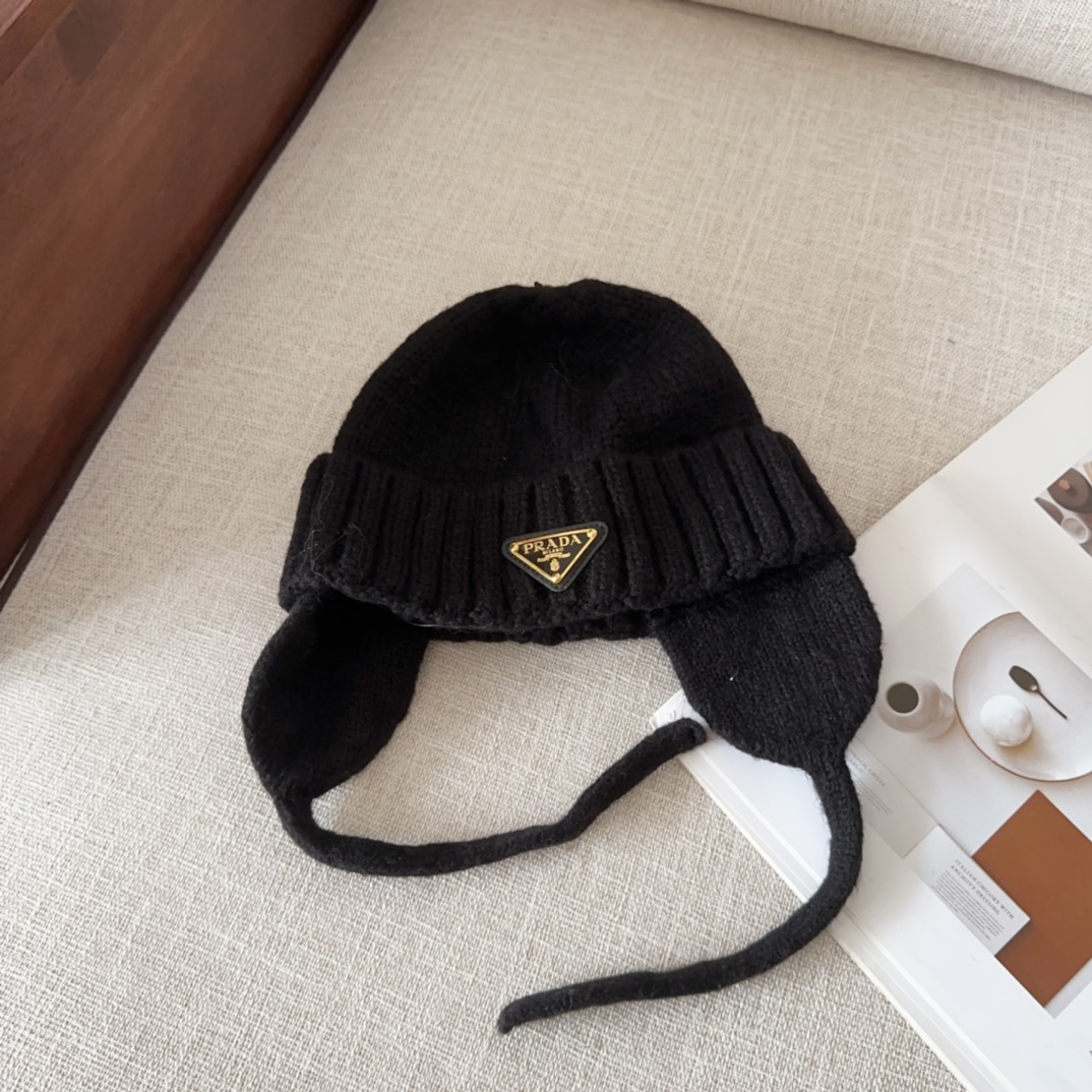 NO:216211,Prada autumn and winter knitted wool hat This is definitely a favorite of minimalism. It is clean, neat, fashionable and versatile, and definitely not picky about face shape!  A fashionable and classic ten thousand-year-old model!  Fashionable black and white can be entered together!  Hat fisherman hat baseball hat knit hat, hat, prada, espadrilles, hats19860909Prada 秋冬款针织毛线帽 这款必定是极简主义的最爱 干净,利索,时尚百搭,绝对不挑脸型！ 属于时尚经典的万年款！时尚黑白可以一起入！帽子渔夫帽棒球帽针织帽,帽子,prada,espadrilles,hats,hat