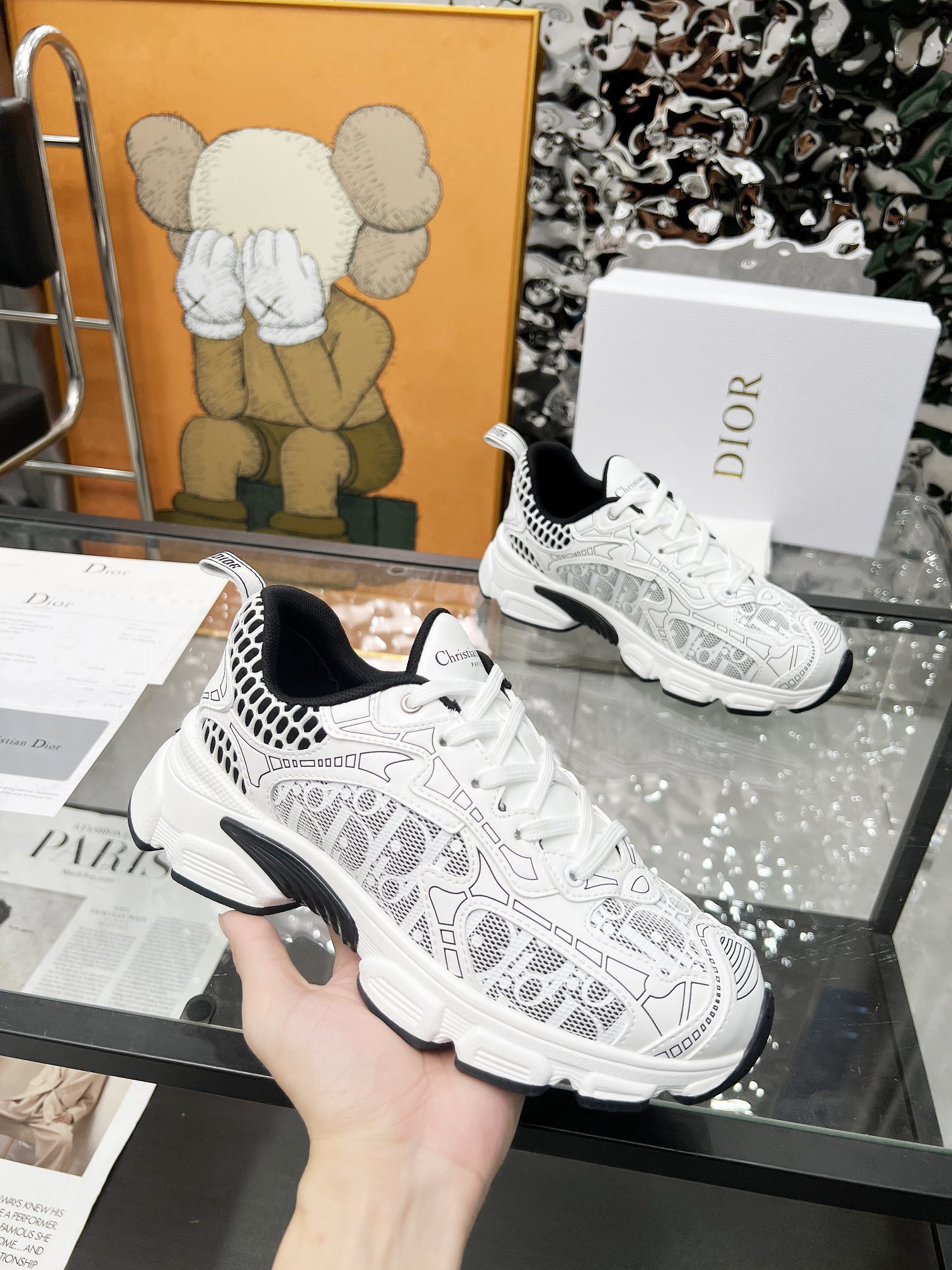 NO:234398,The official website of men's Dijia's new style is updated simultaneously [Celebration] This Dior Vibe sneaker incorporates Dior's high-order spirit to reinterpret classic running shoes. The white mesh is decorated with Oblique printed patterns and matched with white and black leather effect inserts to create a contrasting fashion style. It is further embellished with classic details such as 3D effect details, lucky star symbols on the back, logos on the tongue and the rear lifting ring. The light sole is decorated with black stars, which complements various casual or elegant items to create a modern look. Size 35-41 for women (customized for 35/42) Men's size 40-46 (customized for 39/46), dad shoes, dior, dior, sneakers19860909男款迪家新款花色官网同步更新啦[庆祝] 这款 Dior Vibe 运动鞋融入 Dior 的高订精神,重新诠释经典跑鞋.白色网面饰以 Oblique 印花图案,搭配白色和黑色皮革效果镶片,打造对比鲜明的时尚造型.以 3D 效果细节、后侧幸运星符号、鞋舌和后侧提拉环上的标志等经典细节进一步点缀.轻盈的鞋底饰以黑色星星,与各式休闲或优雅单品相得益彰,打造摩登造型. 码数女码35-41（35/42可定做） 男码40-46（39/46可定做）,老爹鞋,dior,dior,sneakers,Women's Shoes