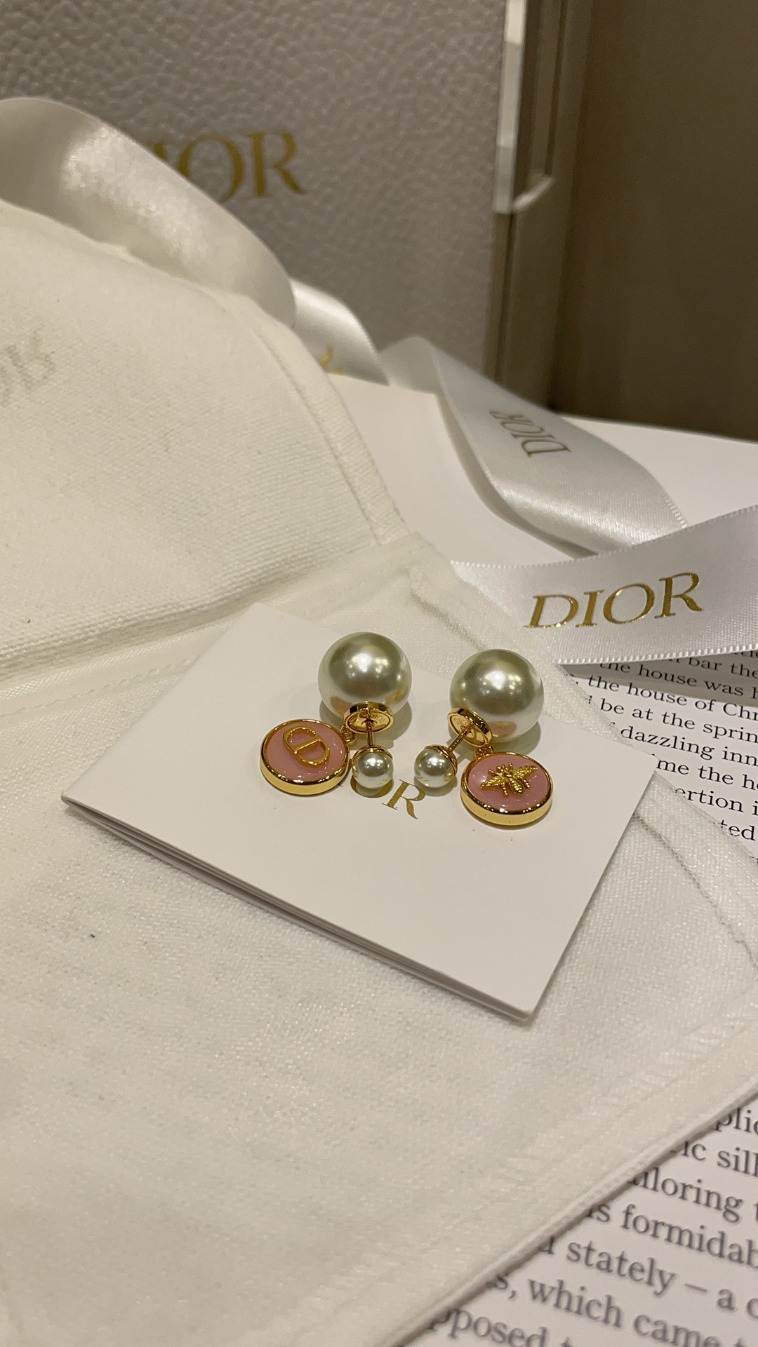 NO:102740,New Tribales pink resin round pendant pearl double ball earrings bee CD letters gold relief details are exquisite, girlish heart is coexisting with nobleness and real cuteness, buy yb to develop custom brass material pink resin craftsmanship, Dior earrings, balenciaga, dior, earrings19860909新款Tribales粉色树脂圆形吊坠珍珠双球耳环 蜜蜂CD字母金色浮雕细节很精致 少女心贵气感并存实物巨可爱 购入yb开发定制 黄铜材质 粉色树脂工艺,Dior耳钉,balenciaga,dior,earrings,Jewelry