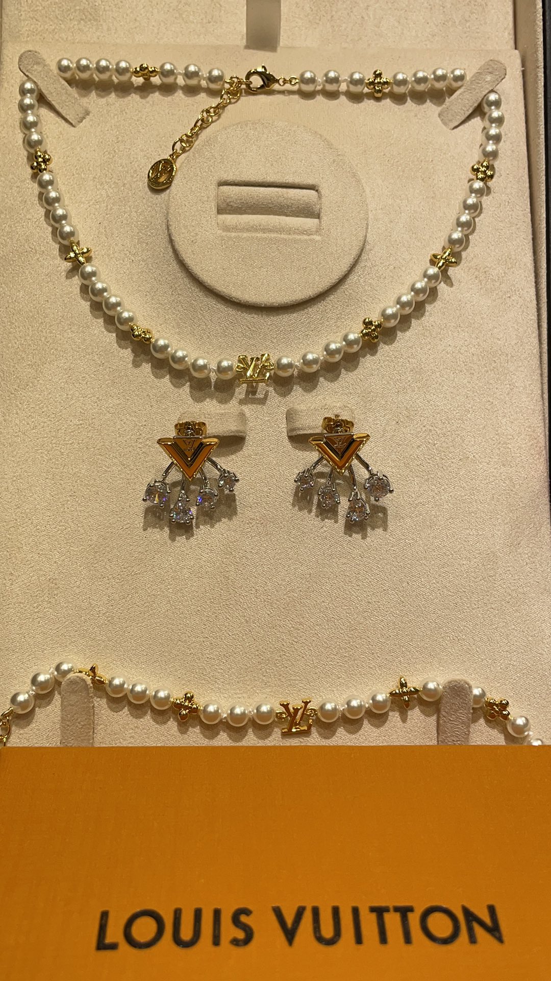 NO:741553,88180, the top version arrived today. New golden letter V rhinestone silver four-claw earrings. Drop diamonds and round diamonds hug the earlobes from behind the ear to the front. The gold and silver contrasting design is very personalized and youthful. You can change the pair of ear plugs to wear alone every day. The V letter can also be customized in the z version. Brass material 5A zircon, Cartier high-end jewelry1986090988180,今日到货顶级版本  新款金色字母V水钻银色四爪耳钉 水滴钻和圆钻从耳后向前环抱耳垂 金银撞色设计非常个性显年轻 日常换对耳堵单独佩戴V字母也 z版定制 黄铜材质 5A锆石,,卡迪亚高端饰品,Jewelry