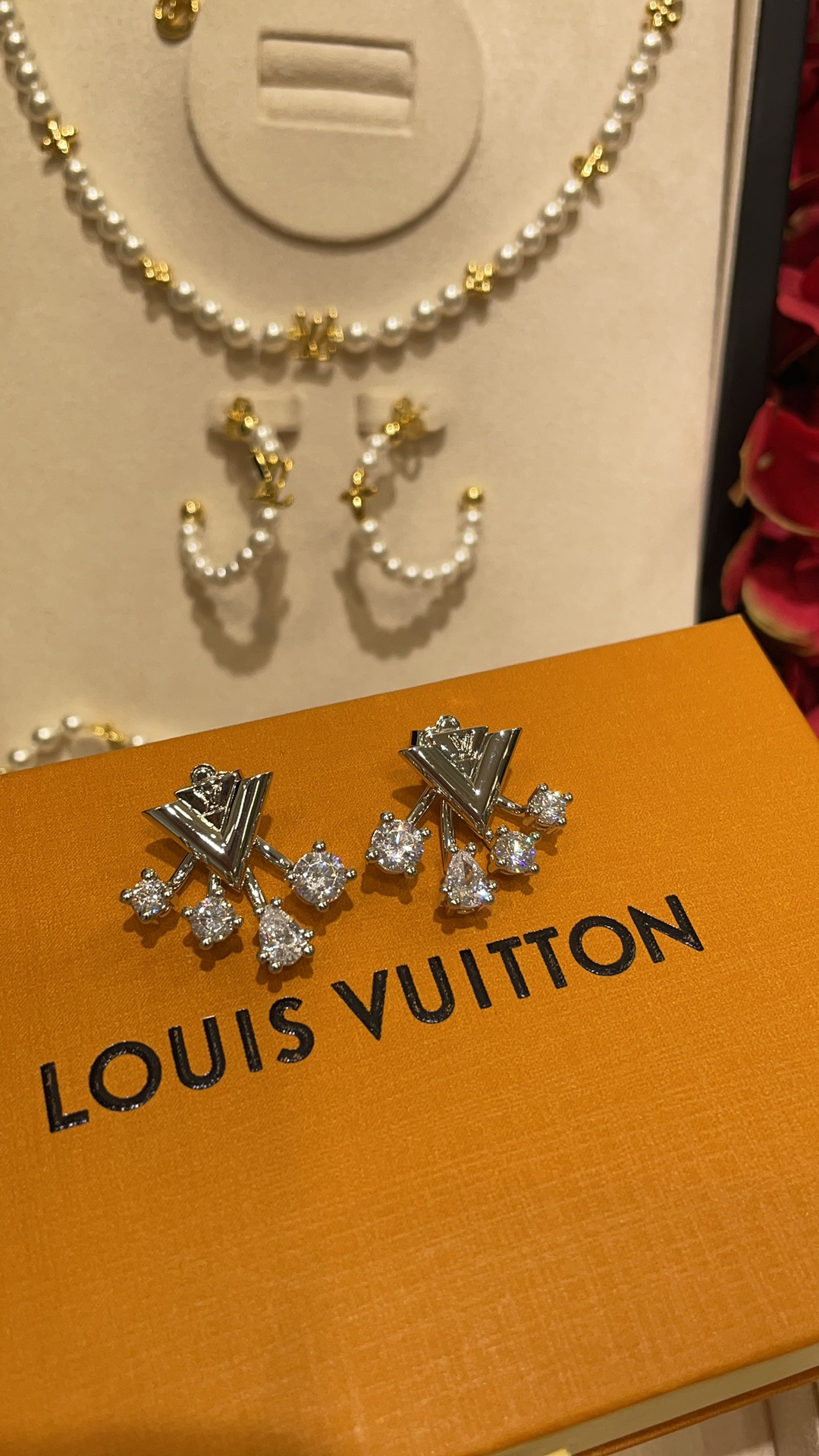 NO:741551,88180 The top version arrived today. New silver letter V rhinestone four-prong earrings. Pear-drop diamonds and round diamonds hug the earlobes from behind the ear to the front. The silver metallic color is very personalized and youthful. You can change the pair of ear plugs to wear alone every day. The V letter can also be customized in the z version. Brass material 5A zircon, Cartier high-end jewelry1986090988180今日到货顶级版本  新款银色字母V水钻四爪耳钉 水滴钻和圆钻从耳后向前环抱耳垂 银色金属色系非常个性显年轻 日常换对耳堵单独佩戴V字母也 z版定制 黄铜材质 5A锆石,,卡迪亚高端饰品,Jewelry