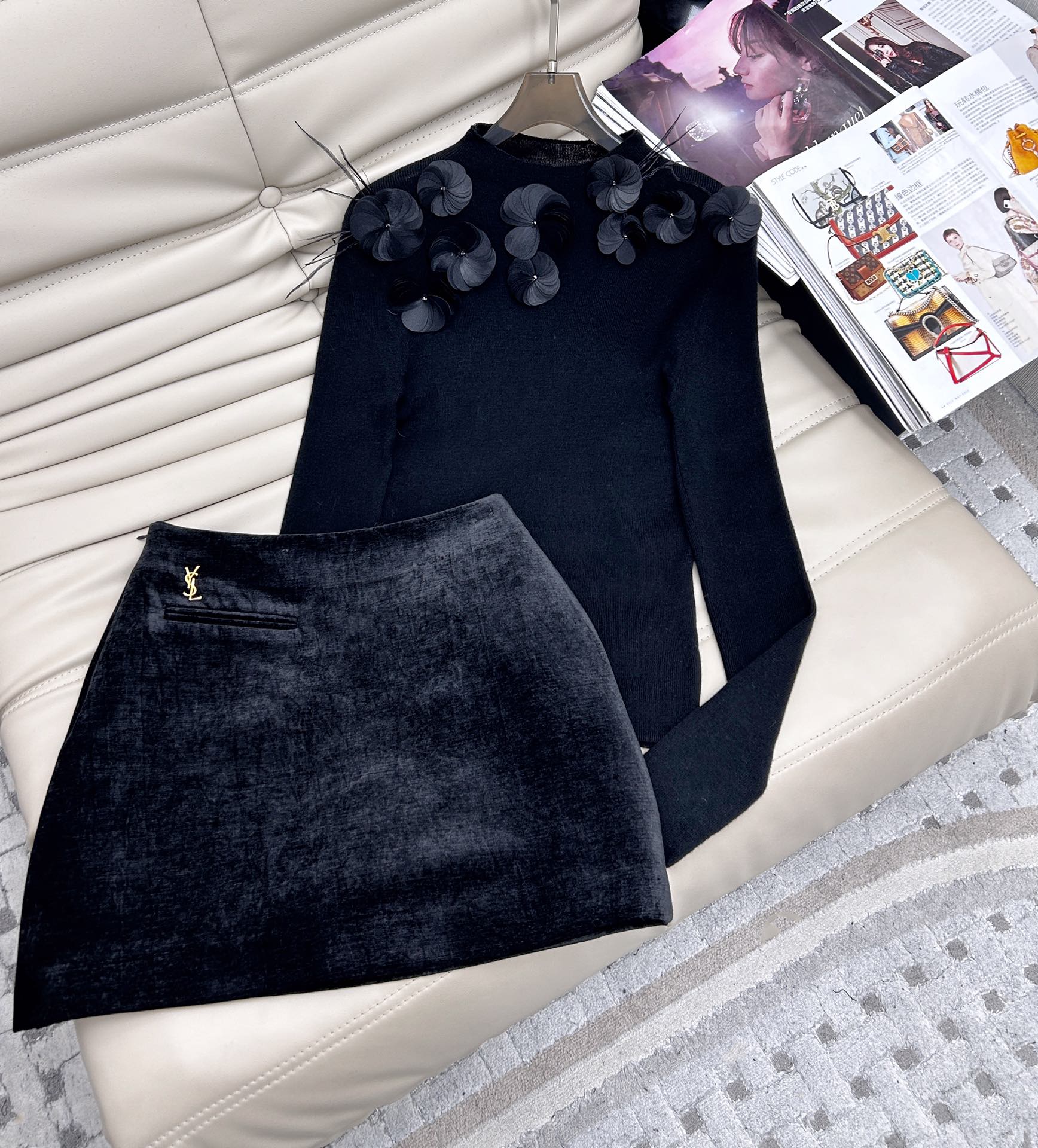 NO:578034,Recommended tops and skirts!  25 new products, half turtleneck floral wool bottoming shirt!  Paper man is a slimming tool!  Heavy-duty custom-made three-dimensional flowers are exquisite and elegant, white and rich, a must-have temperament base item, and the slim-fitting version makes the upper body look slimmer!  Three-dimensional flower embellishment, delicate texture, soft and super comfortable!  S-L code.,,skirts,alexander wang19860909上衣半裙爆单推荐！25新品,半高领花朵羊毛打底衫！纸片人显瘦神器！重工定制立体花朵 精致优雅,白富美必入气质打底单品,不挑人修身版型上身巨显瘦！立体花点缀 质感细腻柔软超舒适！S-L码.,,skirts,alexander wang,Women's clothing