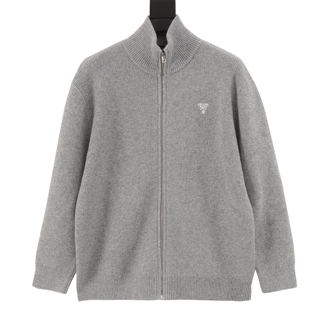 Chaqueta tipo cárdigan con cremallera de punto de triángulo invertido PRADA PRD24FW, comprada originalmente por 23.400,…
