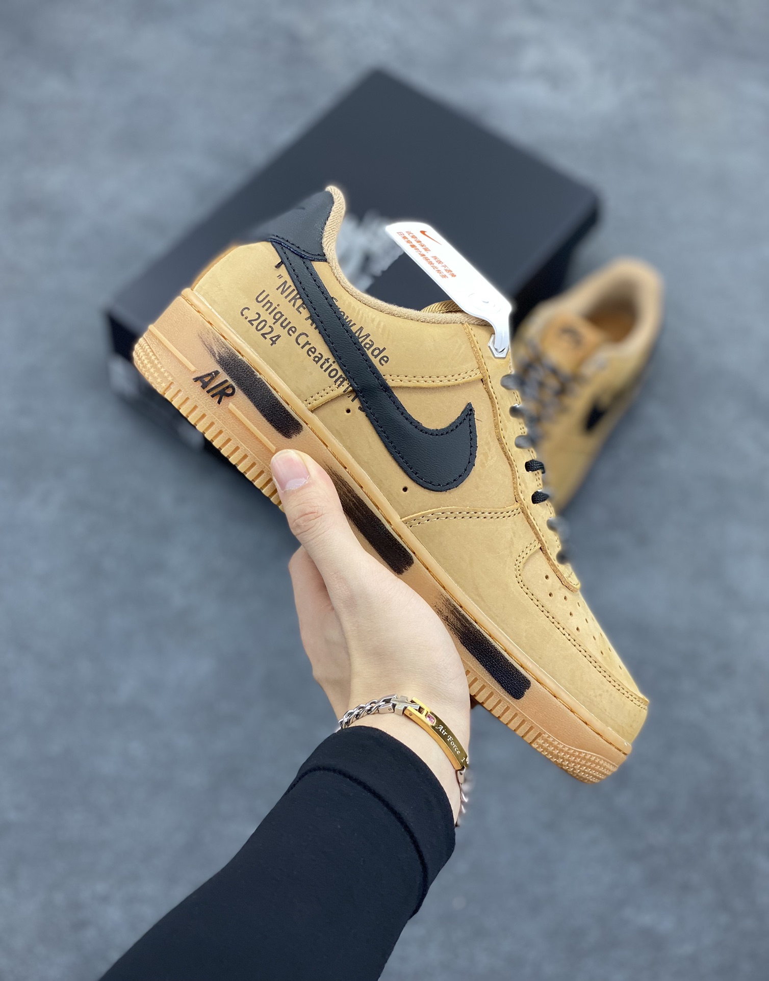 Nike Air Force 1 ’07 Low 空军一号低帮百搭休闲运动板鞋。柔软、弹性十足的缓震性能和出色的中底设计,横跨复古与现代的外型结合,造就出风靡全球三十多年的Force 1,直到今天还深受青睐 货号:CJ9179-200 尺码:36 36.5 37.5 38 38.5 39 40 40.5 41 42 42.5 43 44 44.5 45-选品中心