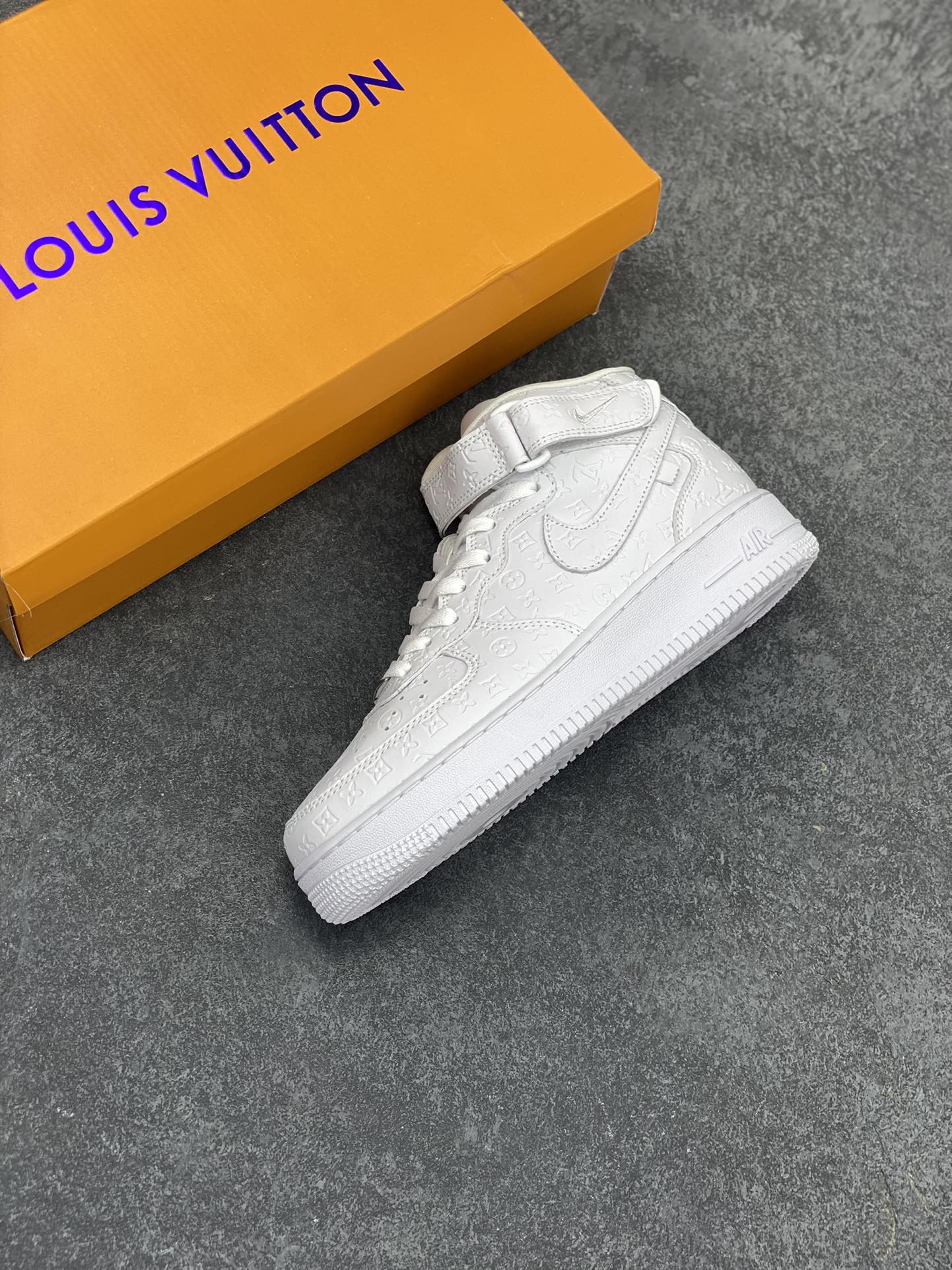 图片[7]-NIke Air Force 1 \’07 Low “LV联名–白马王子”空军一号 中帮 运动鞋 休闲鞋 折边针车 工艺难度大 原楦头原纸板 原装鞋盒 定制五金配件 内置全掌气垫 原厂鞋底 货号：DV0688-300 尺码：36 36.5 37.5 38 38.5 39 40 40.5 41 42 42.5 43 44 44.5 45-选品中心