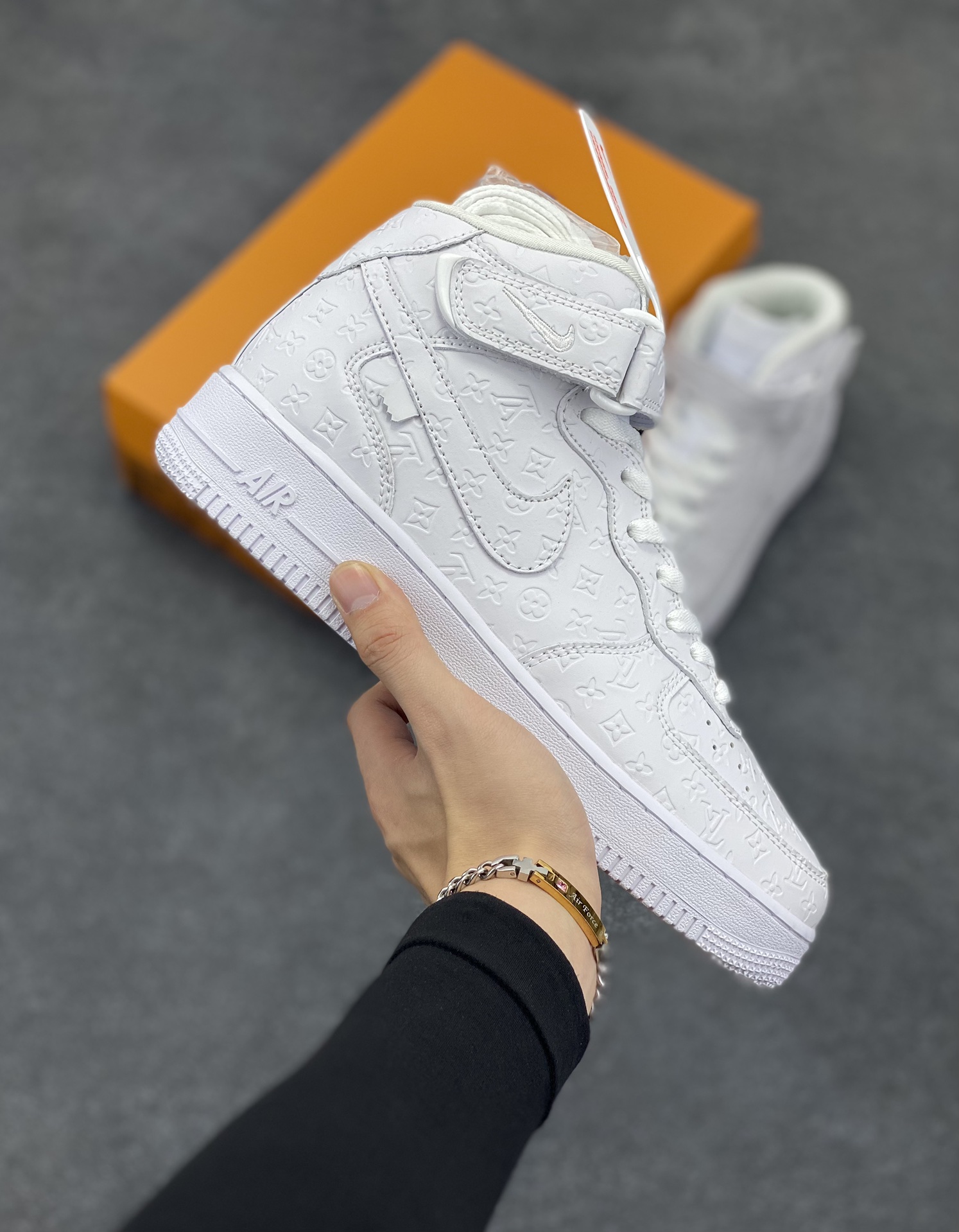 NIke Air Force 1 \’07 Low “LV联名–白马王子”空军一号 中帮 运动鞋 休闲鞋 折边针车 工艺难度大 原楦头原纸板 原装鞋盒 定制五金配件 内置全掌气垫 原厂鞋底 货号：DV0688-300 尺码：36 36.5 37.5 38 38.5 39 40 40.5 41 42 42.5 43 44 44.5 45-选品中心