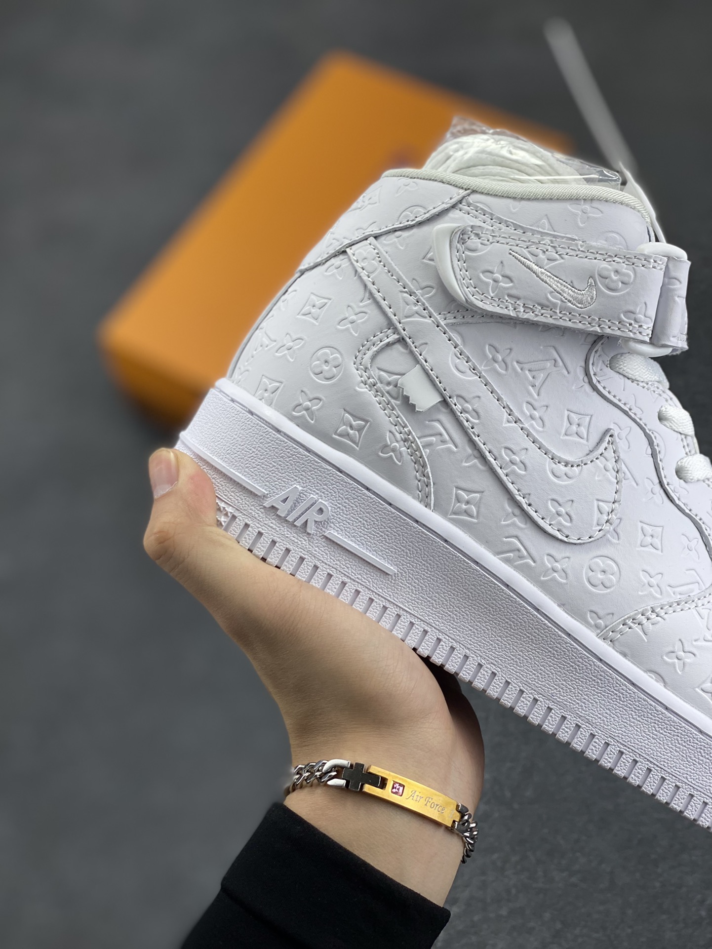 图片[6]-NIke Air Force 1 \’07 Low “LV联名–白马王子”空军一号 中帮 运动鞋 休闲鞋 折边针车 工艺难度大 原楦头原纸板 原装鞋盒 定制五金配件 内置全掌气垫 原厂鞋底 货号：DV0688-300 尺码：36 36.5 37.5 38 38.5 39 40 40.5 41 42 42.5 43 44 44.5 45-选品中心