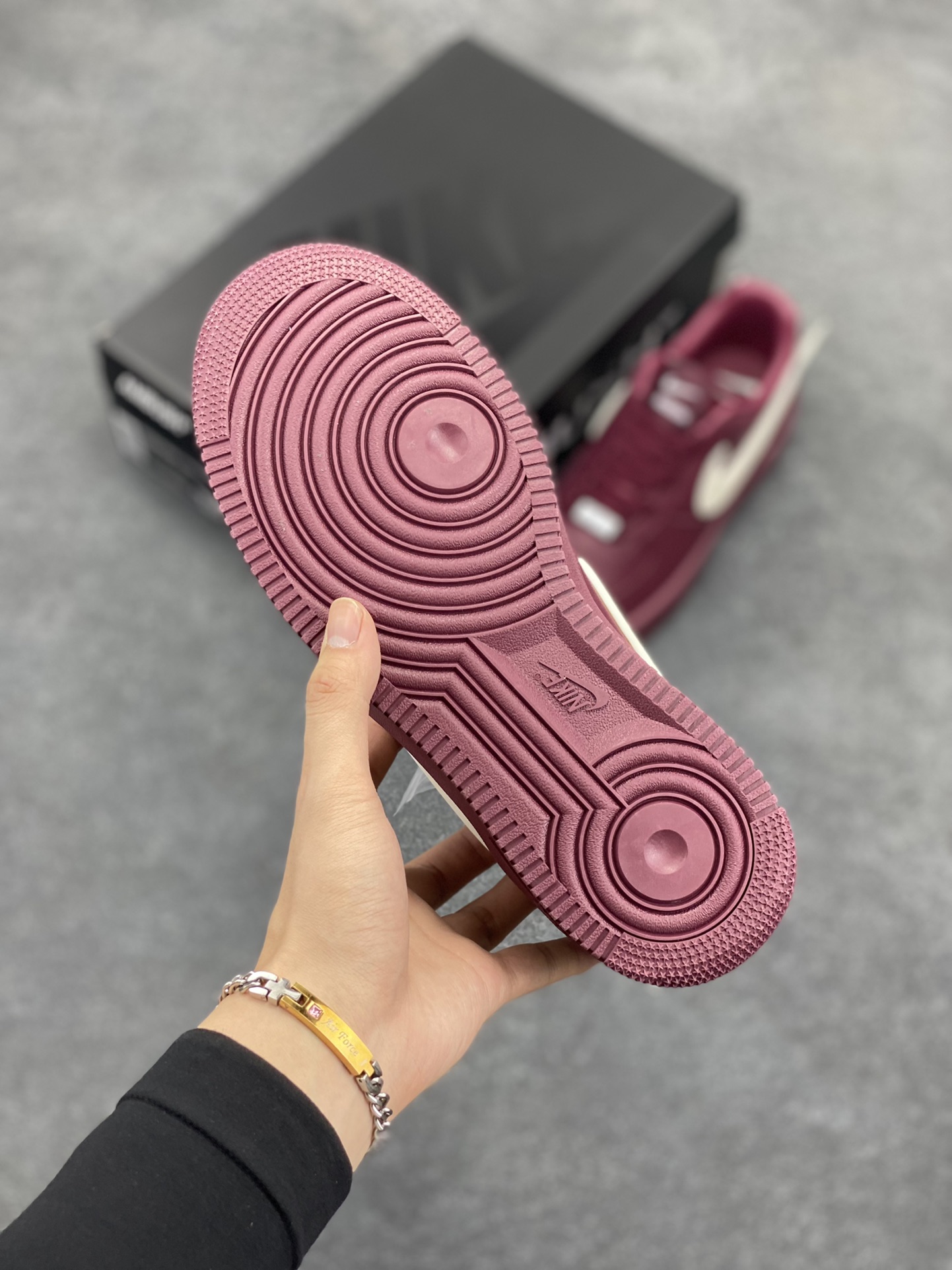 图片[5]-Ambush x Nk Air Force 1\’07 Low 联名款 空军一号低帮休闲板鞋 纯鞋面采用了优质原厂黄油皮革 标志性的 Swoosh 延伸至鞋跟之外 鞋舌和鞋垫上印有 AMBUSH 品牌标志 整体简约大气 可以适配多种造型 货号：DV3464-108 尺码：36 36.5 37.5 38 38.5 39 40 40.5 41 42 42.5 43 44 44.5 45 46-选品中心