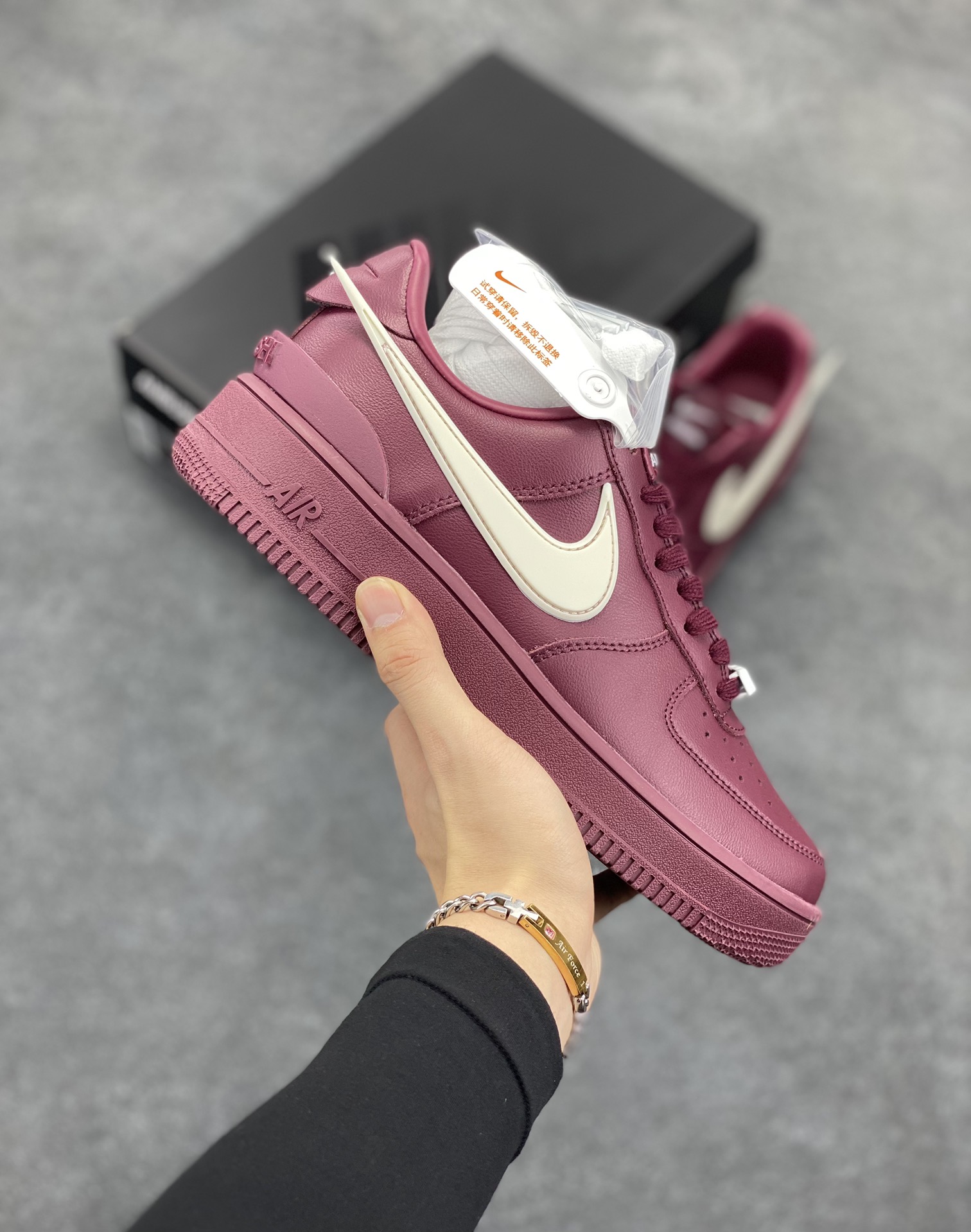 Ambush x Nk Air Force 1\’07 Low 联名款 空军一号低帮休闲板鞋 纯鞋面采用了优质原厂黄油皮革 标志性的 Swoosh 延伸至鞋跟之外 鞋舌和鞋垫上印有 AMBUSH 品牌标志 整体简约大气 可以适配多种造型 货号:DV3464-108 尺码:36 36.5 37.5 38 38.5 39 40 40.5 41 42 42.5 43 44 44.5 45 46-选品中心