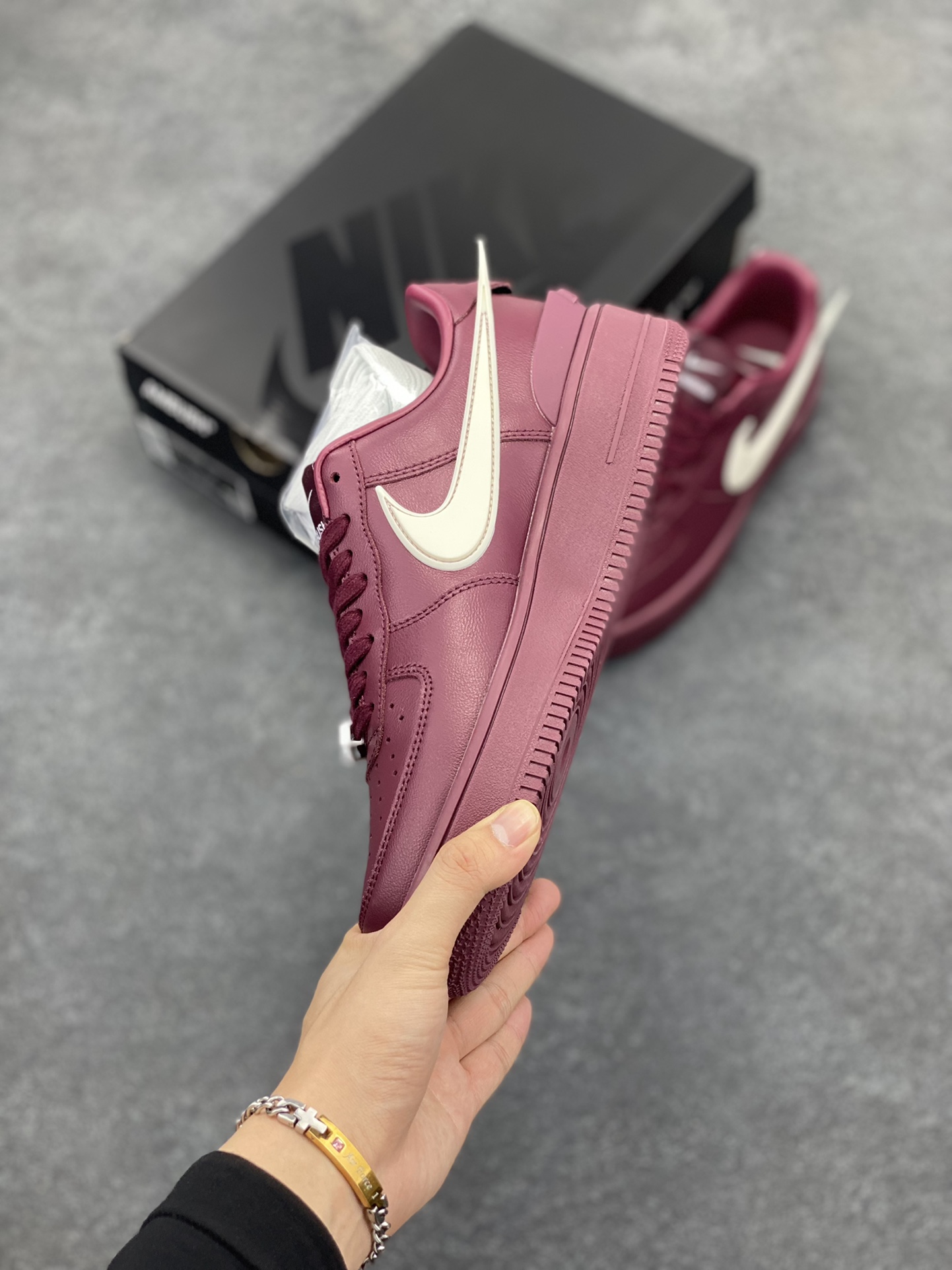 图片[3]-Ambush x Nk Air Force 1\’07 Low 联名款 空军一号低帮休闲板鞋 纯鞋面采用了优质原厂黄油皮革 标志性的 Swoosh 延伸至鞋跟之外 鞋舌和鞋垫上印有 AMBUSH 品牌标志 整体简约大气 可以适配多种造型 货号：DV3464-108 尺码：36 36.5 37.5 38 38.5 39 40 40.5 41 42 42.5 43 44 44.5 45 46-选品中心