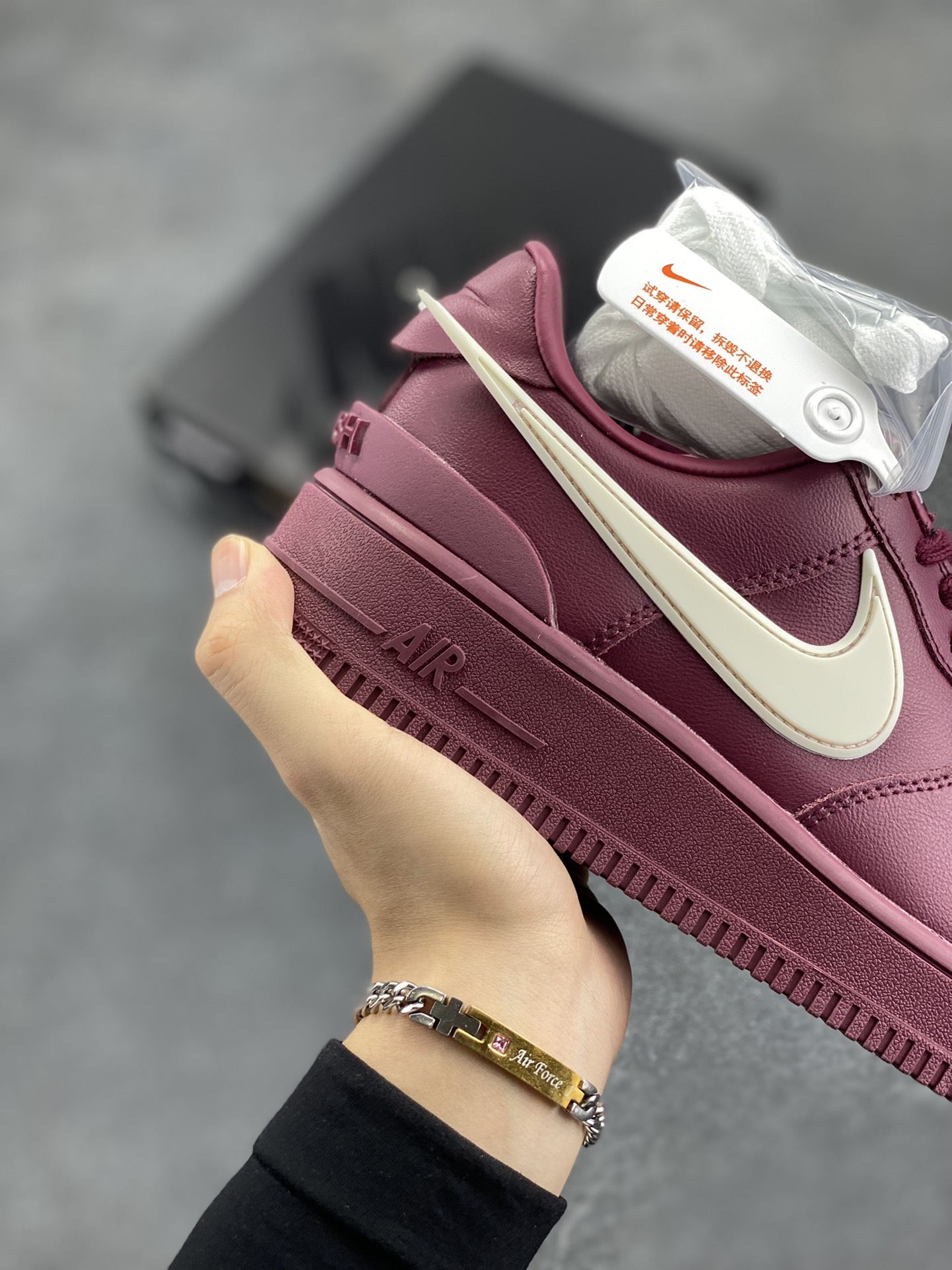 图片[6]-Ambush x Nk Air Force 1\’07 Low 联名款 空军一号低帮休闲板鞋 纯鞋面采用了优质原厂黄油皮革 标志性的 Swoosh 延伸至鞋跟之外 鞋舌和鞋垫上印有 AMBUSH 品牌标志 整体简约大气 可以适配多种造型 货号：DV3464-108 尺码：36 36.5 37.5 38 38.5 39 40 40.5 41 42 42.5 43 44 44.5 45 46-选品中心
