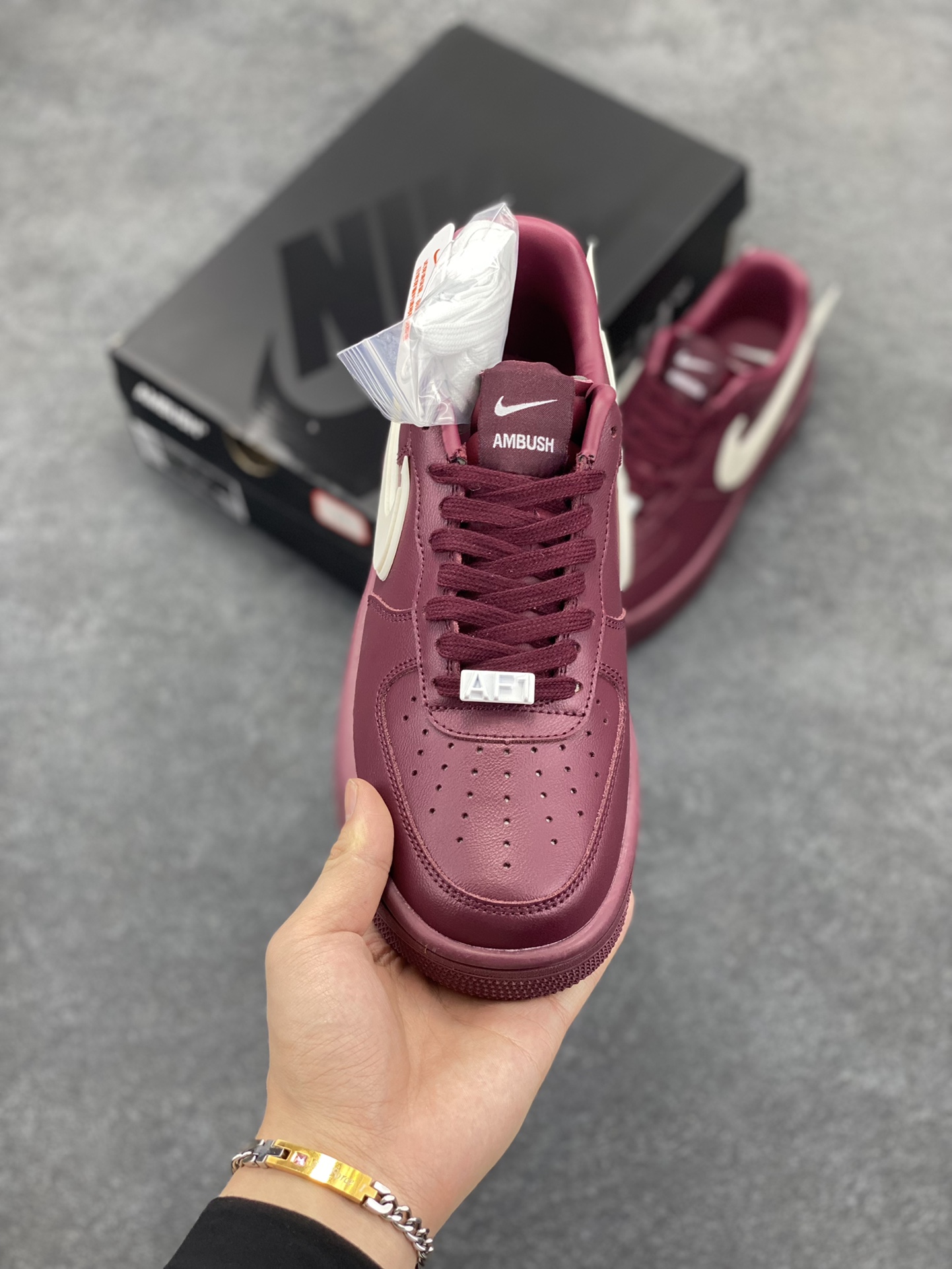 图片[2]-Ambush x Nk Air Force 1\’07 Low 联名款 空军一号低帮休闲板鞋 纯鞋面采用了优质原厂黄油皮革 标志性的 Swoosh 延伸至鞋跟之外 鞋舌和鞋垫上印有 AMBUSH 品牌标志 整体简约大气 可以适配多种造型 货号：DV3464-108 尺码：36 36.5 37.5 38 38.5 39 40 40.5 41 42 42.5 43 44 44.5 45 46-选品中心