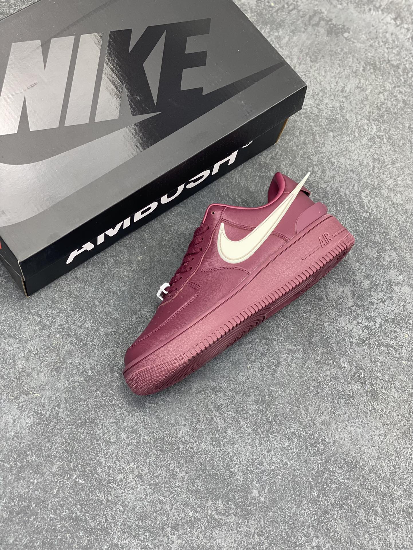 图片[7]-Ambush x Nk Air Force 1\’07 Low 联名款 空军一号低帮休闲板鞋 纯鞋面采用了优质原厂黄油皮革 标志性的 Swoosh 延伸至鞋跟之外 鞋舌和鞋垫上印有 AMBUSH 品牌标志 整体简约大气 可以适配多种造型 货号：DV3464-108 尺码：36 36.5 37.5 38 38.5 39 40 40.5 41 42 42.5 43 44 44.5 45 46-选品中心