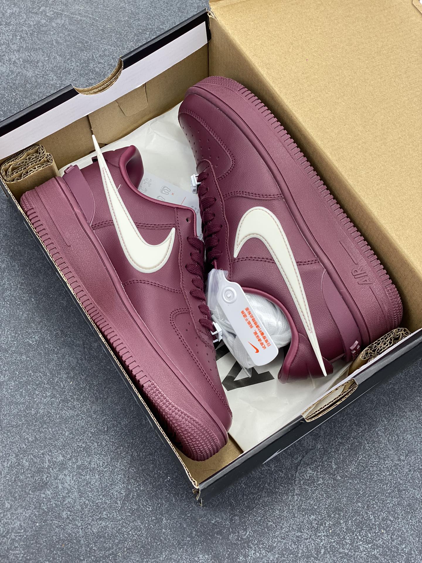 图片[9]-Ambush x Nk Air Force 1\’07 Low 联名款 空军一号低帮休闲板鞋 纯鞋面采用了优质原厂黄油皮革 标志性的 Swoosh 延伸至鞋跟之外 鞋舌和鞋垫上印有 AMBUSH 品牌标志 整体简约大气 可以适配多种造型 货号：DV3464-108 尺码：36 36.5 37.5 38 38.5 39 40 40.5 41 42 42.5 43 44 44.5 45 46-选品中心