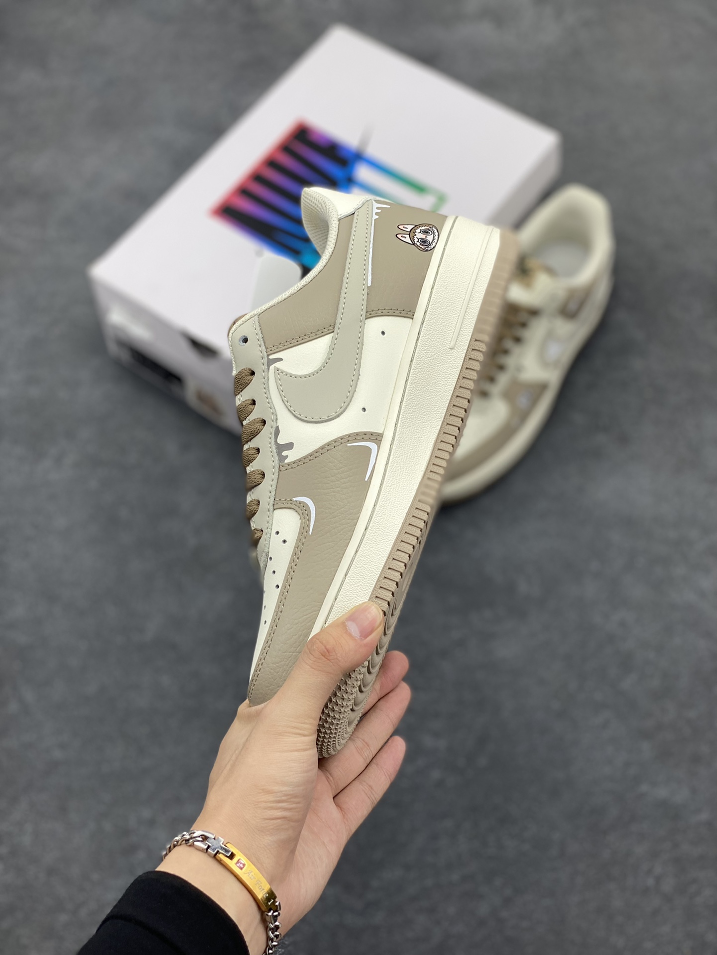 图片[3]-Nike Air Force 1 Low X Labubu “拉布布”空军一号低帮休闲运动板鞋 拉布布是一个充满魅力的小精灵。它有着色彩斑斓的身体，像是从梦幻世界中走出来的一样。它的眼睛如同璀璨的宝石，闪烁着神秘的光芒。 货号：DB3301-331 尺码：36 36.5 37.5 38 38.5 39 40 40.5 41 42 42.5 43 44 44.5 45-选品中心