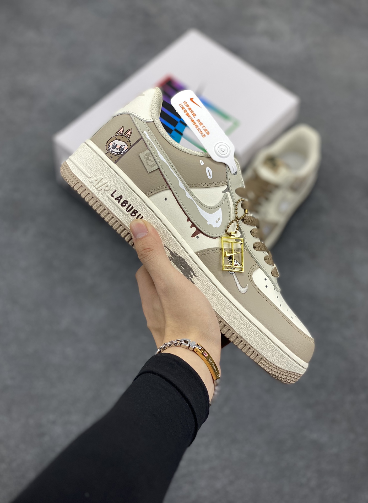 Nike Air Force 1 Low X Labubu “拉布布”空军一号低帮休闲运动板鞋 拉布布是一个充满魅力的小精灵。它有着色彩斑斓的身体，像是从梦幻世界中走出来的一样。它的眼睛如同璀璨的宝石，闪烁着神秘的光芒。 货号：DB3301-331 尺码：36 36.5 37.5 38 38.5 39 40 40.5 41 42 42.5 43 44 44.5 45-选品中心