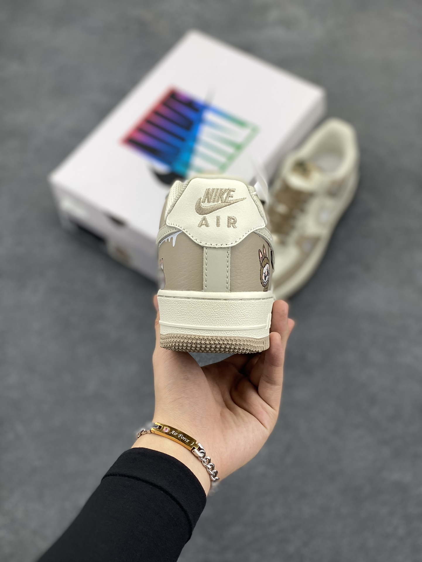 图片[4]-Nike Air Force 1 Low X Labubu “拉布布”空军一号低帮休闲运动板鞋 拉布布是一个充满魅力的小精灵。它有着色彩斑斓的身体，像是从梦幻世界中走出来的一样。它的眼睛如同璀璨的宝石，闪烁着神秘的光芒。 货号：DB3301-331 尺码：36 36.5 37.5 38 38.5 39 40 40.5 41 42 42.5 43 44 44.5 45-选品中心