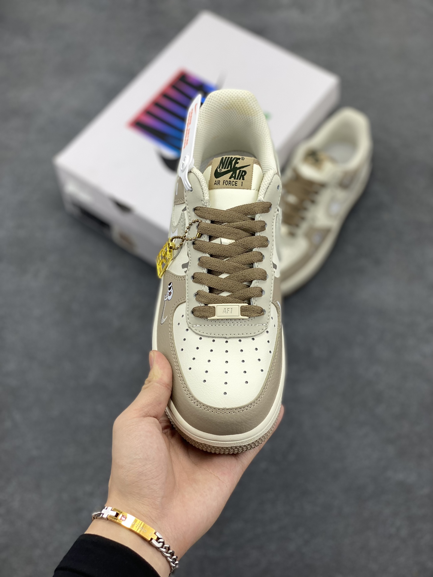 图片[2]-Nike Air Force 1 Low X Labubu “拉布布”空军一号低帮休闲运动板鞋 拉布布是一个充满魅力的小精灵。它有着色彩斑斓的身体，像是从梦幻世界中走出来的一样。它的眼睛如同璀璨的宝石，闪烁着神秘的光芒。 货号：DB3301-331 尺码：36 36.5 37.5 38 38.5 39 40 40.5 41 42 42.5 43 44 44.5 45-选品中心