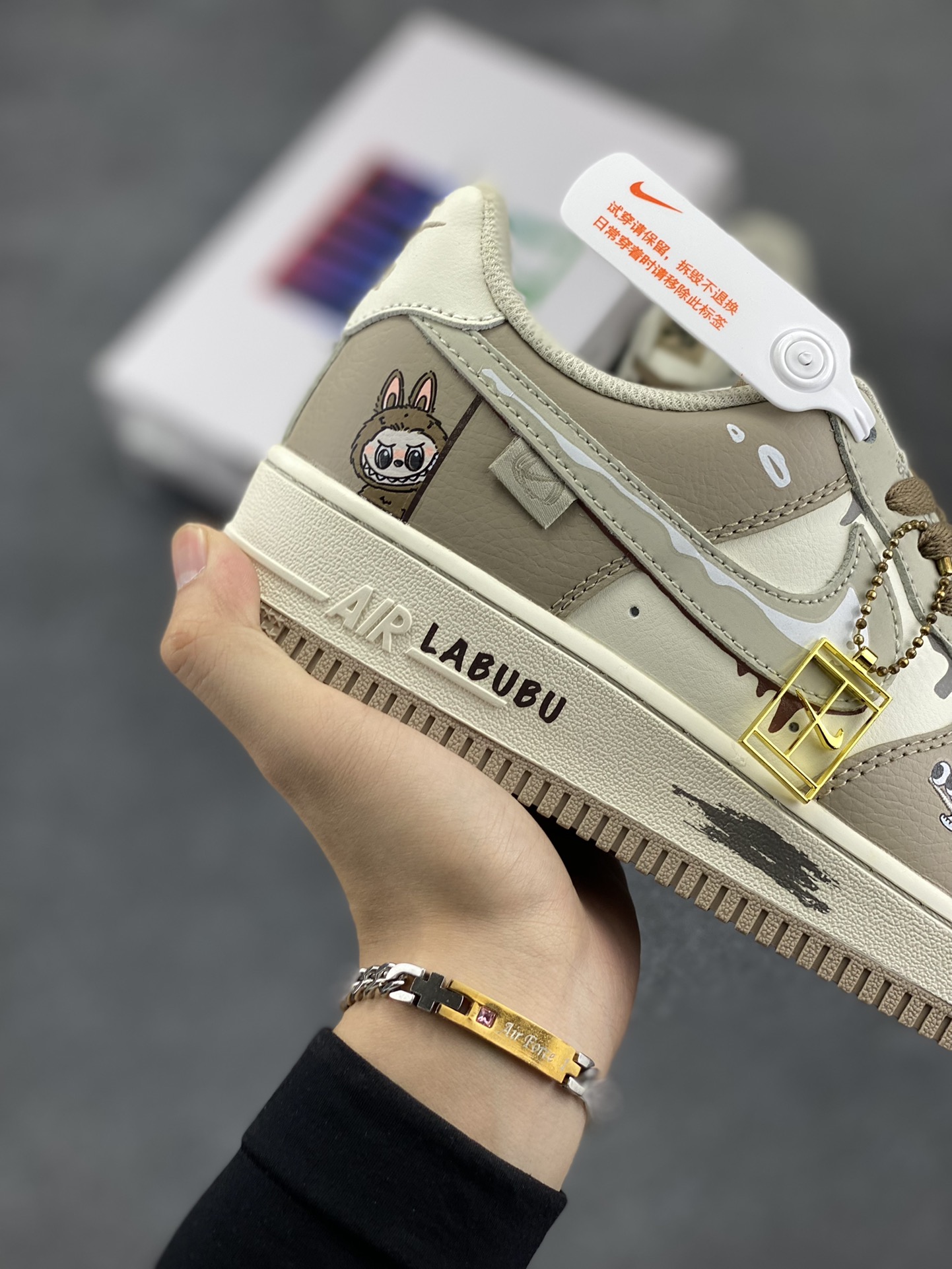 图片[6]-Nike Air Force 1 Low X Labubu “拉布布”空军一号低帮休闲运动板鞋 拉布布是一个充满魅力的小精灵。它有着色彩斑斓的身体，像是从梦幻世界中走出来的一样。它的眼睛如同璀璨的宝石，闪烁着神秘的光芒。 货号：DB3301-331 尺码：36 36.5 37.5 38 38.5 39 40 40.5 41 42 42.5 43 44 44.5 45-选品中心