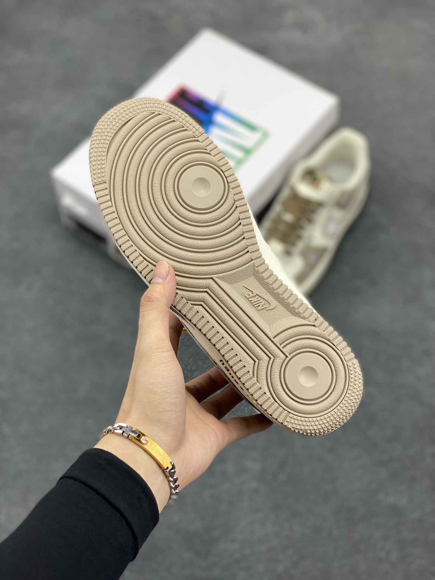 图片[5]-Nike Air Force 1 Low X Labubu “拉布布”空军一号低帮休闲运动板鞋 拉布布是一个充满魅力的小精灵。它有着色彩斑斓的身体，像是从梦幻世界中走出来的一样。它的眼睛如同璀璨的宝石，闪烁着神秘的光芒。 货号：DB3301-331 尺码：36 36.5 37.5 38 38.5 39 40 40.5 41 42 42.5 43 44 44.5 45-选品中心