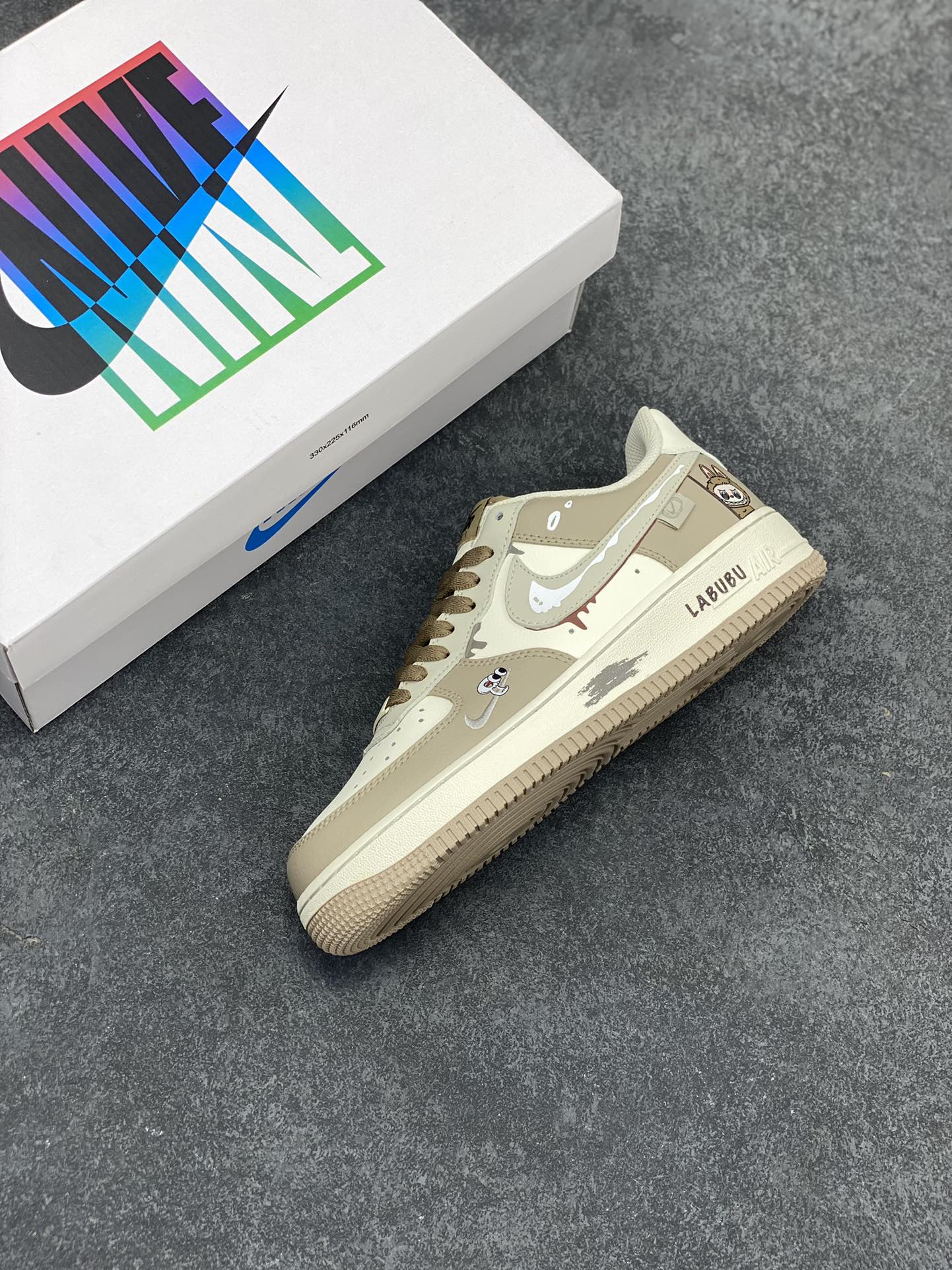 图片[7]-Nike Air Force 1 Low X Labubu “拉布布”空军一号低帮休闲运动板鞋 拉布布是一个充满魅力的小精灵。它有着色彩斑斓的身体，像是从梦幻世界中走出来的一样。它的眼睛如同璀璨的宝石，闪烁着神秘的光芒。 货号：DB3301-331 尺码：36 36.5 37.5 38 38.5 39 40 40.5 41 42 42.5 43 44 44.5 45-选品中心