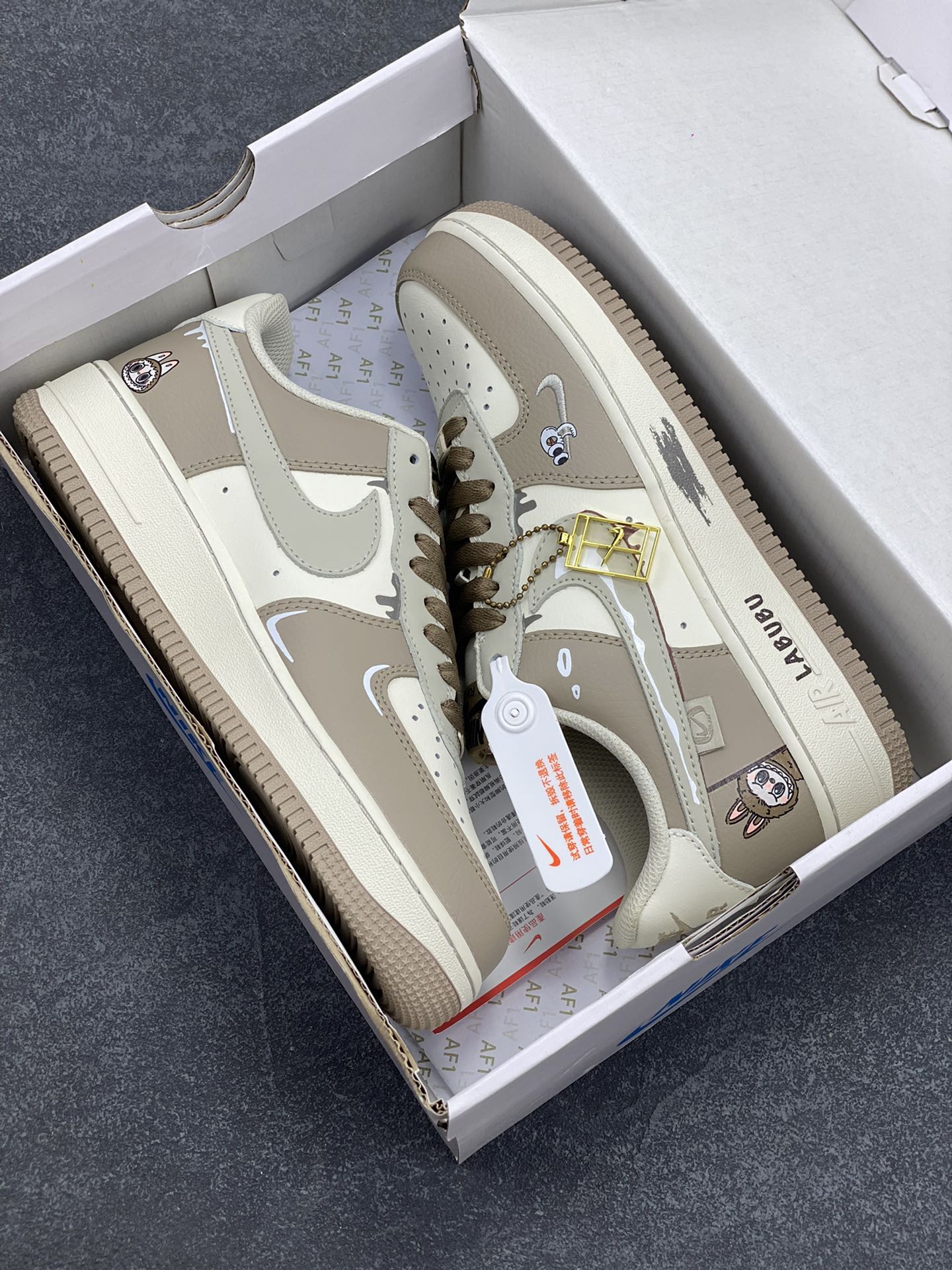 图片[9]-Nike Air Force 1 Low X Labubu “拉布布”空军一号低帮休闲运动板鞋 拉布布是一个充满魅力的小精灵。它有着色彩斑斓的身体，像是从梦幻世界中走出来的一样。它的眼睛如同璀璨的宝石，闪烁着神秘的光芒。 货号：DB3301-331 尺码：36 36.5 37.5 38 38.5 39 40 40.5 41 42 42.5 43 44 44.5 45-选品中心