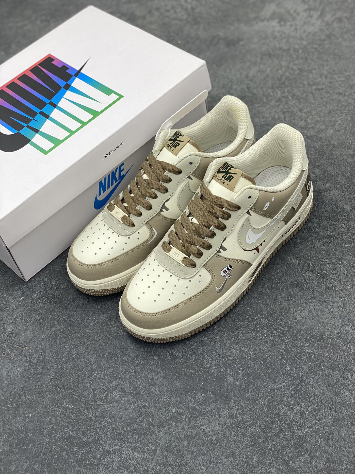 图片[8]-Nike Air Force 1 Low X Labubu “拉布布”空军一号低帮休闲运动板鞋 拉布布是一个充满魅力的小精灵。它有着色彩斑斓的身体，像是从梦幻世界中走出来的一样。它的眼睛如同璀璨的宝石，闪烁着神秘的光芒。 货号：DB3301-331 尺码：36 36.5 37.5 38 38.5 39 40 40.5 41 42 42.5 43 44 44.5 45-选品中心