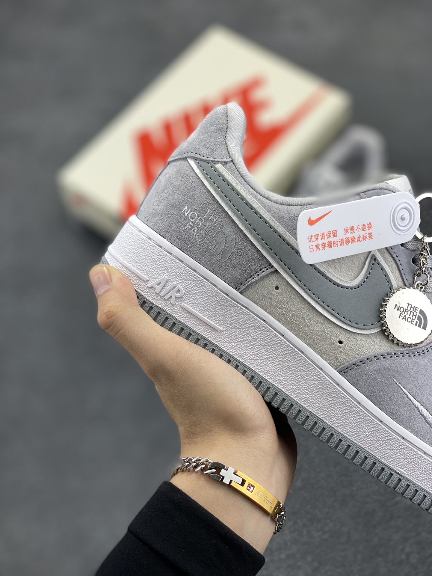 图片[6]-NIke Air Force 1 \’07 Low “北面联名–银灰猪八”空军一号 低帮 运动鞋 休闲鞋 折边针车 工艺难度大 原楦头原纸板 原装鞋盒 定制五金配件 内置全掌气垫 原厂鞋底 货号：KK3333-004 尺码：36 36.5 37.5 38 38.5 39 40 40.5 41 42 42.5 43 44 44.5 45-选品中心