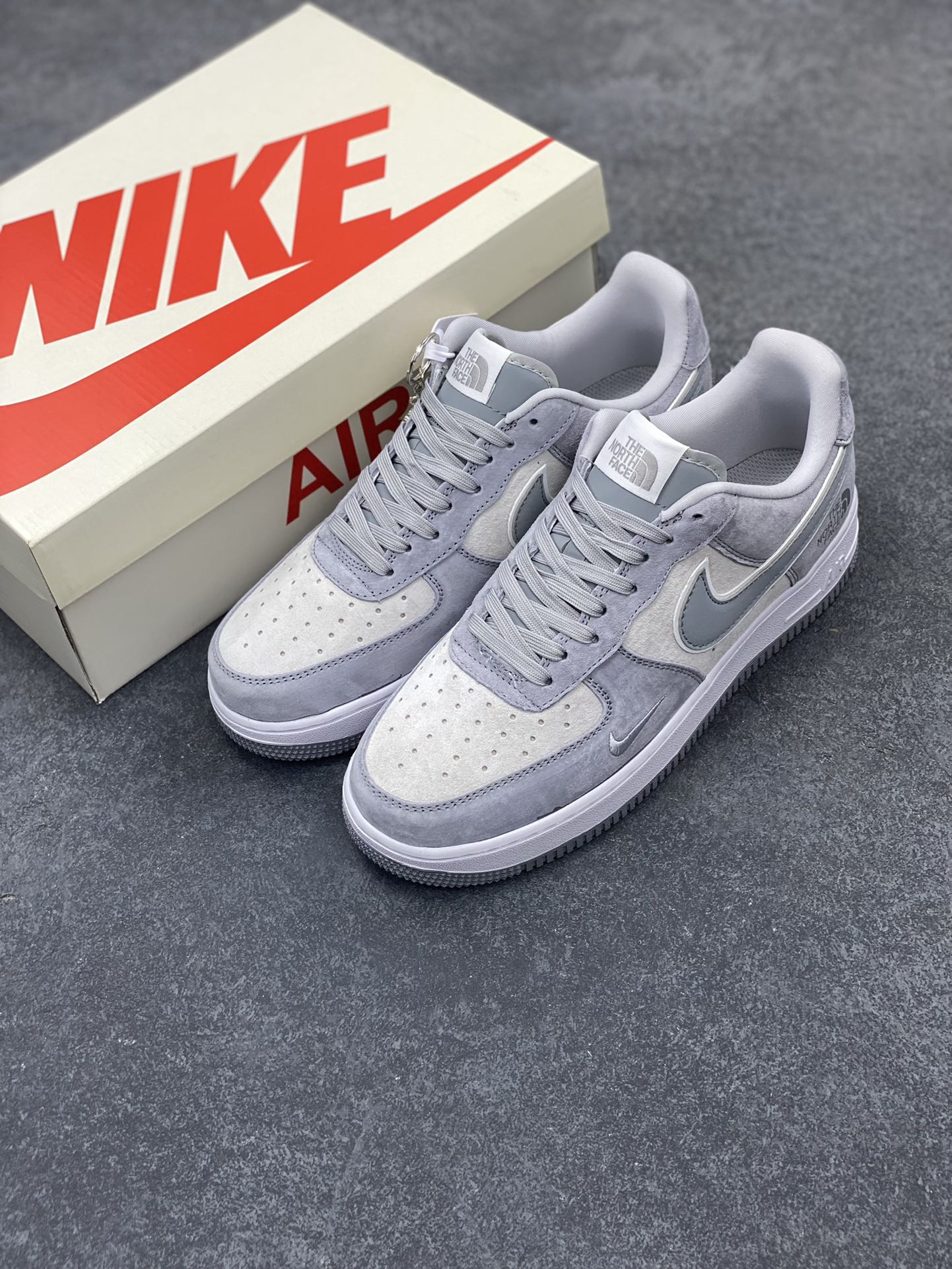 图片[8]-NIke Air Force 1 \’07 Low “北面联名–银灰猪八”空军一号 低帮 运动鞋 休闲鞋 折边针车 工艺难度大 原楦头原纸板 原装鞋盒 定制五金配件 内置全掌气垫 原厂鞋底 货号：KK3333-004 尺码：36 36.5 37.5 38 38.5 39 40 40.5 41 42 42.5 43 44 44.5 45-选品中心