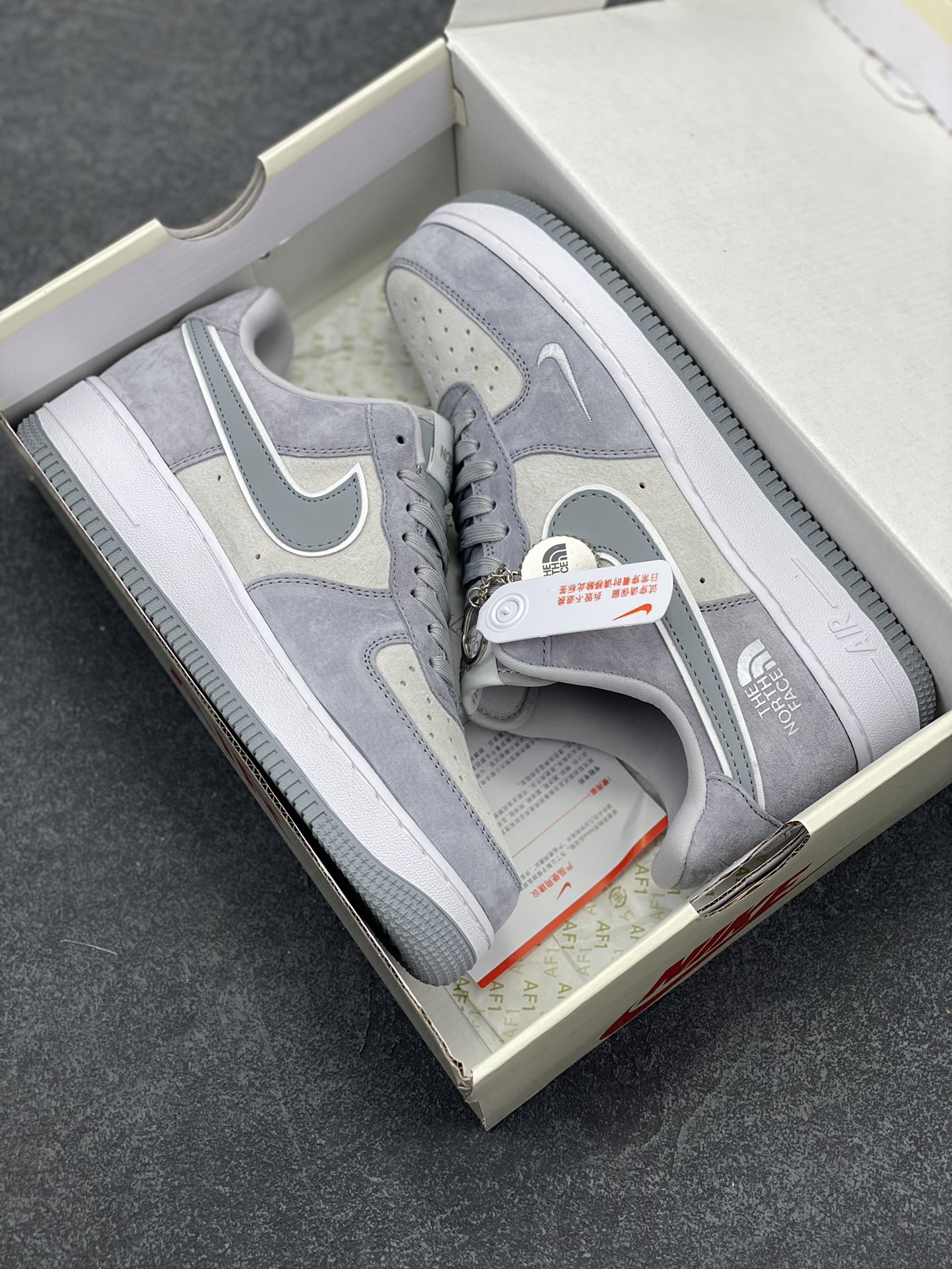 图片[9]-NIke Air Force 1 \’07 Low “北面联名–银灰猪八”空军一号 低帮 运动鞋 休闲鞋 折边针车 工艺难度大 原楦头原纸板 原装鞋盒 定制五金配件 内置全掌气垫 原厂鞋底 货号：KK3333-004 尺码：36 36.5 37.5 38 38.5 39 40 40.5 41 42 42.5 43 44 44.5 45-选品中心