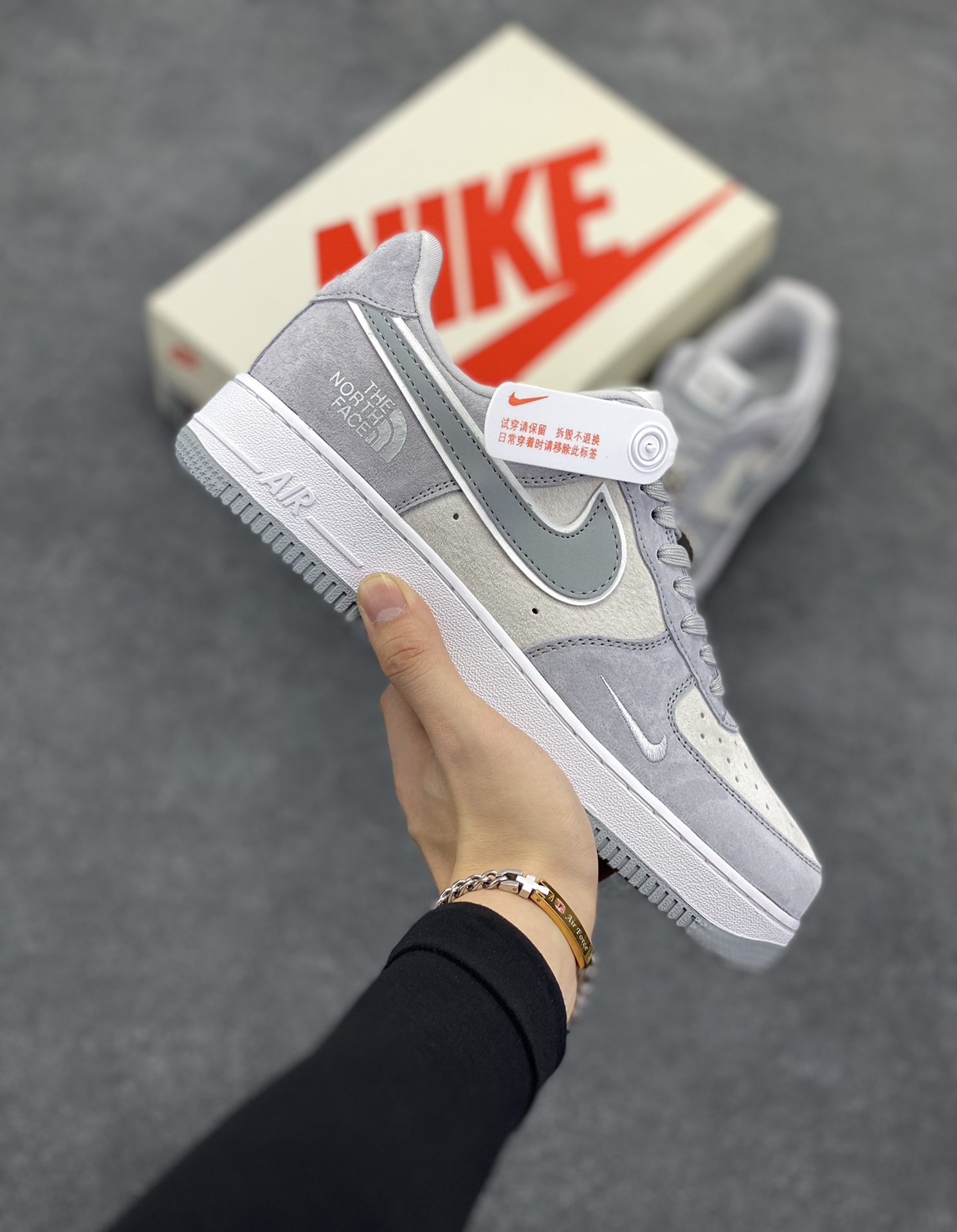 NIke Air Force 1 \’07 Low “北面联名–银灰猪八”空军一号 低帮 运动鞋 休闲鞋 折边针车 工艺难度大 原楦头原纸板 原装鞋盒 定制五金配件 内置全掌气垫 原厂鞋底 货号:KK3333-004 尺码:36 36.5 37.5 38 38.5 39 40 40.5 41 42 42.5 43 44 44.5 45-选品中心
