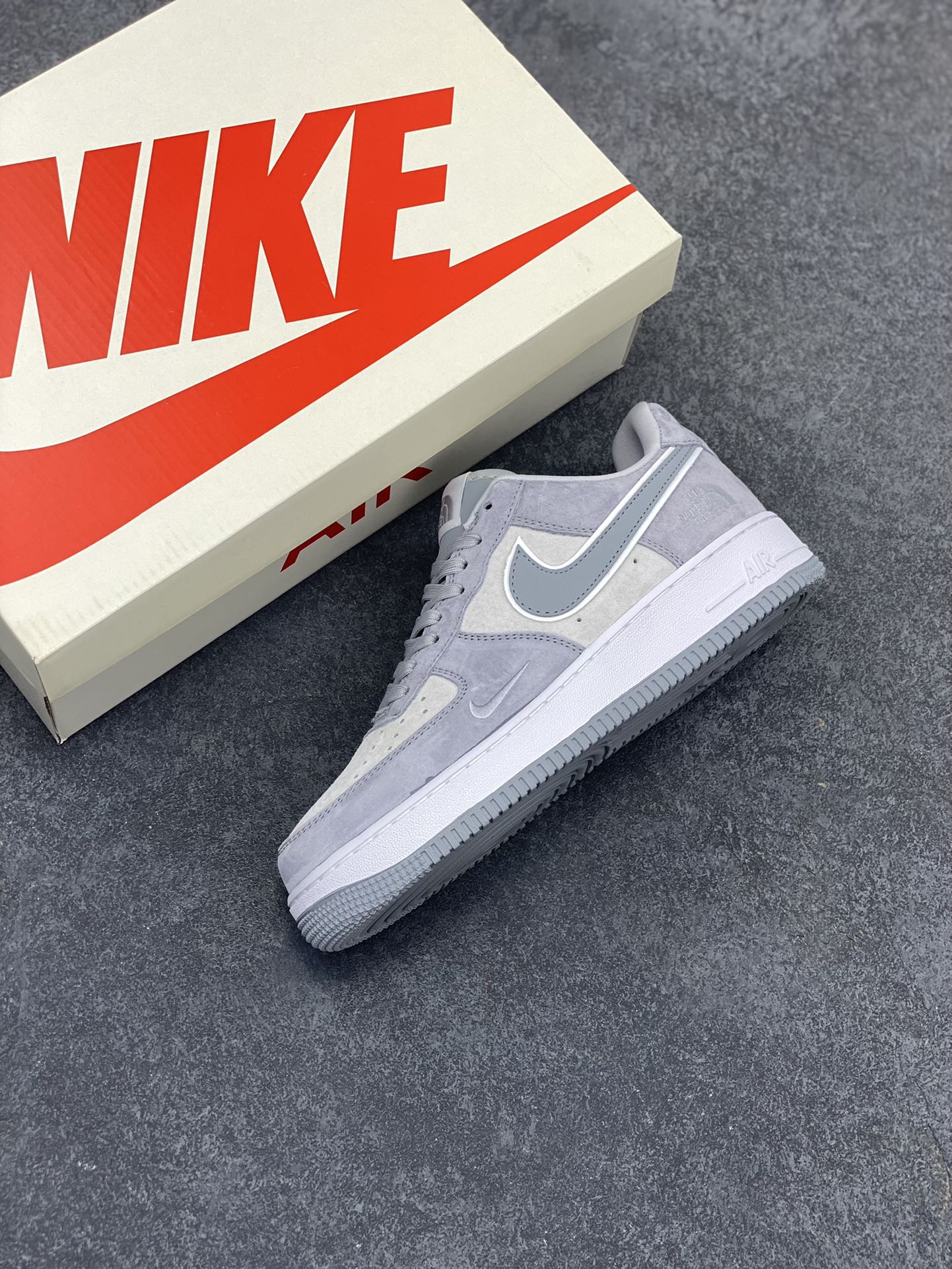 图片[7]-NIke Air Force 1 \’07 Low “北面联名–银灰猪八”空军一号 低帮 运动鞋 休闲鞋 折边针车 工艺难度大 原楦头原纸板 原装鞋盒 定制五金配件 内置全掌气垫 原厂鞋底 货号：KK3333-004 尺码：36 36.5 37.5 38 38.5 39 40 40.5 41 42 42.5 43 44 44.5 45-选品中心