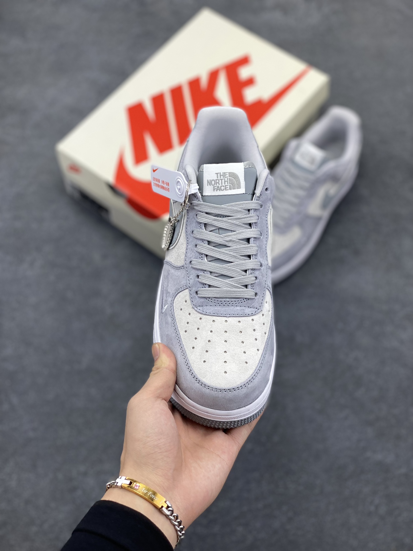 图片[2]-NIke Air Force 1 \’07 Low “北面联名–银灰猪八”空军一号 低帮 运动鞋 休闲鞋 折边针车 工艺难度大 原楦头原纸板 原装鞋盒 定制五金配件 内置全掌气垫 原厂鞋底 货号：KK3333-004 尺码：36 36.5 37.5 38 38.5 39 40 40.5 41 42 42.5 43 44 44.5 45-选品中心