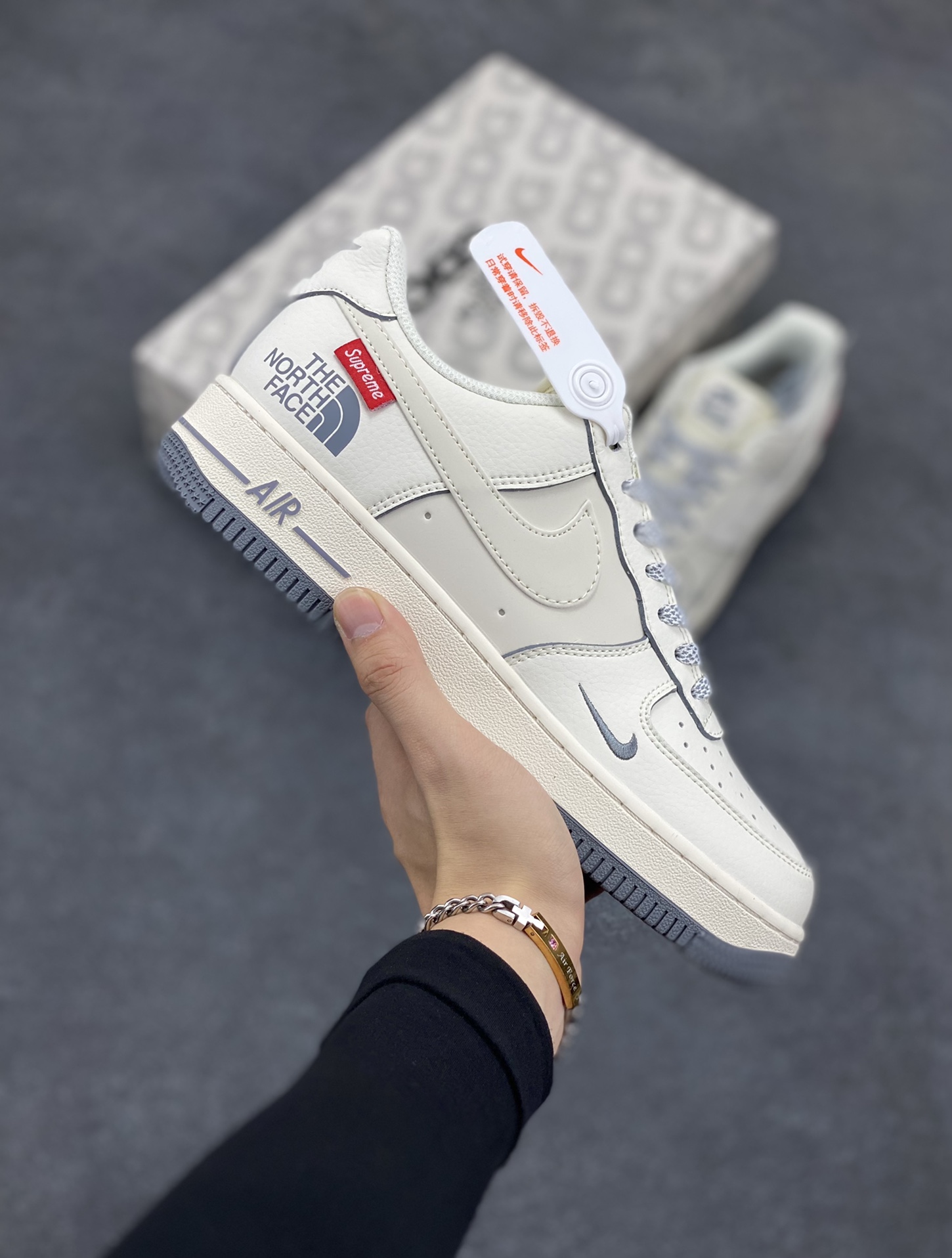 NIke Air Force 1 \'07 Low “Supreme北面联名--透心米灰”空军一号 低帮 运动鞋 休闲鞋 折边针车 工艺难度大 原楦头原纸板 原装鞋盒 定制五金配件 内置全掌气垫 原厂鞋底 货号：XZ1996-710 尺码：36 36.5 37.5 38 38.5 39 40 40.5 41 42 42.5 43 44 44.5 45-选品中心