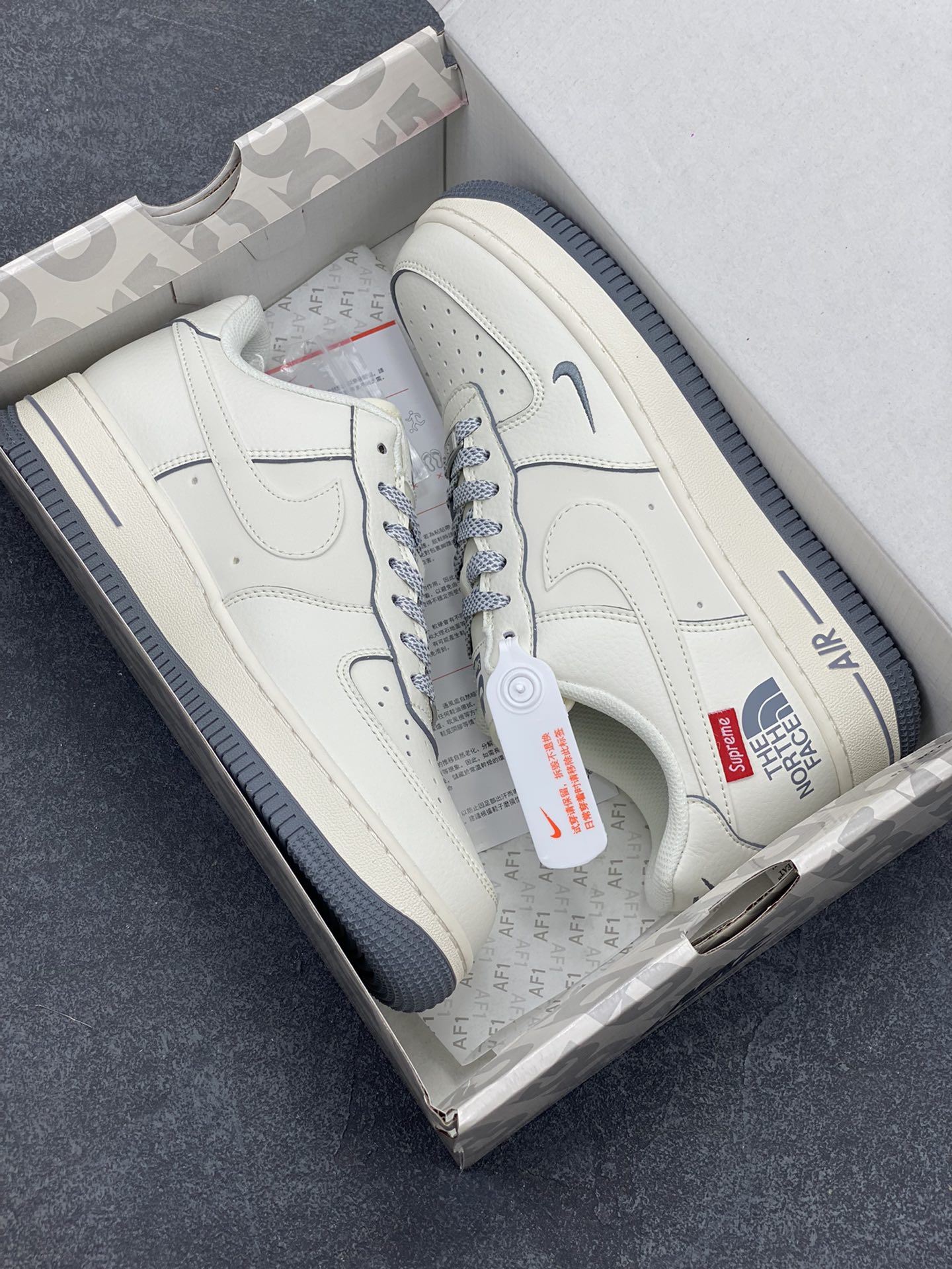 图片[9]-NIke Air Force 1 \’07 Low “Supreme北面联名–透心米灰”空军一号 低帮 运动鞋 休闲鞋 折边针车 工艺难度大 原楦头原纸板 原装鞋盒 定制五金配件 内置全掌气垫 原厂鞋底 货号：XZ1996-710 尺码：36 36.5 37.5 38 38.5 39 40 40.5 41 42 42.5 43 44 44.5 45-选品中心
