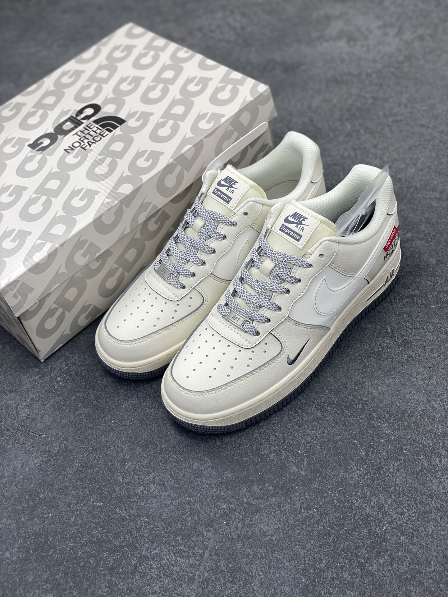 图片[8]-NIke Air Force 1 \’07 Low “Supreme北面联名–透心米灰”空军一号 低帮 运动鞋 休闲鞋 折边针车 工艺难度大 原楦头原纸板 原装鞋盒 定制五金配件 内置全掌气垫 原厂鞋底 货号：XZ1996-710 尺码：36 36.5 37.5 38 38.5 39 40 40.5 41 42 42.5 43 44 44.5 45-选品中心
