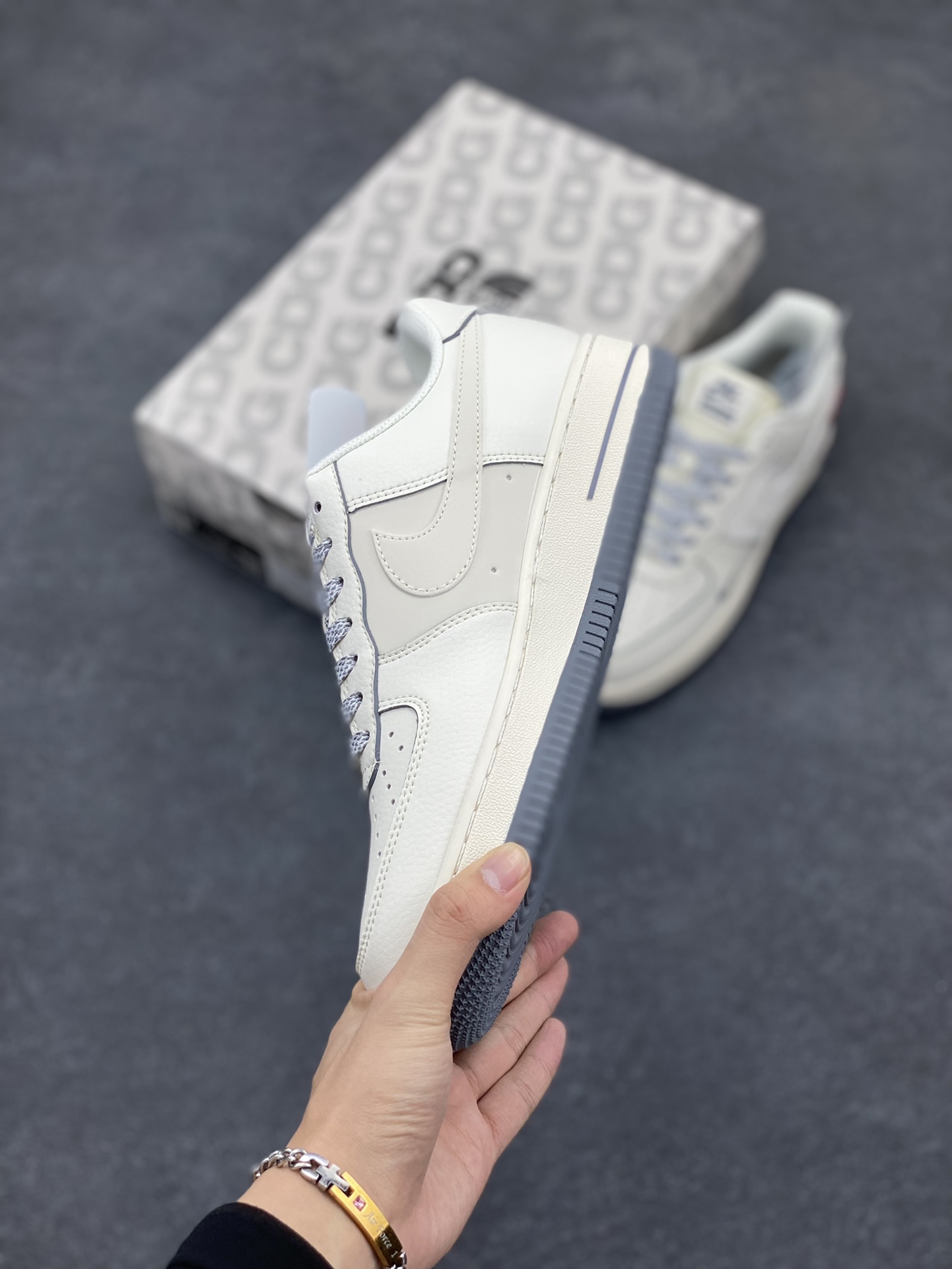 图片[3]-NIke Air Force 1 \’07 Low “Supreme北面联名–透心米灰”空军一号 低帮 运动鞋 休闲鞋 折边针车 工艺难度大 原楦头原纸板 原装鞋盒 定制五金配件 内置全掌气垫 原厂鞋底 货号：XZ1996-710 尺码：36 36.5 37.5 38 38.5 39 40 40.5 41 42 42.5 43 44 44.5 45-选品中心