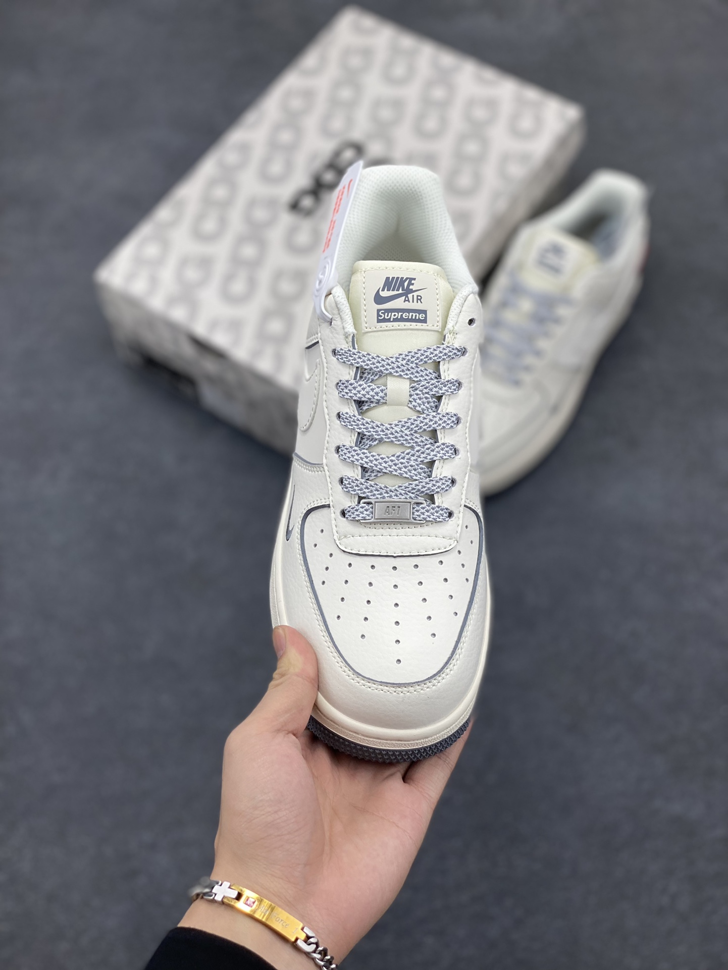 图片[2]-NIke Air Force 1 \’07 Low “Supreme北面联名–透心米灰”空军一号 低帮 运动鞋 休闲鞋 折边针车 工艺难度大 原楦头原纸板 原装鞋盒 定制五金配件 内置全掌气垫 原厂鞋底 货号：XZ1996-710 尺码：36 36.5 37.5 38 38.5 39 40 40.5 41 42 42.5 43 44 44.5 45-选品中心