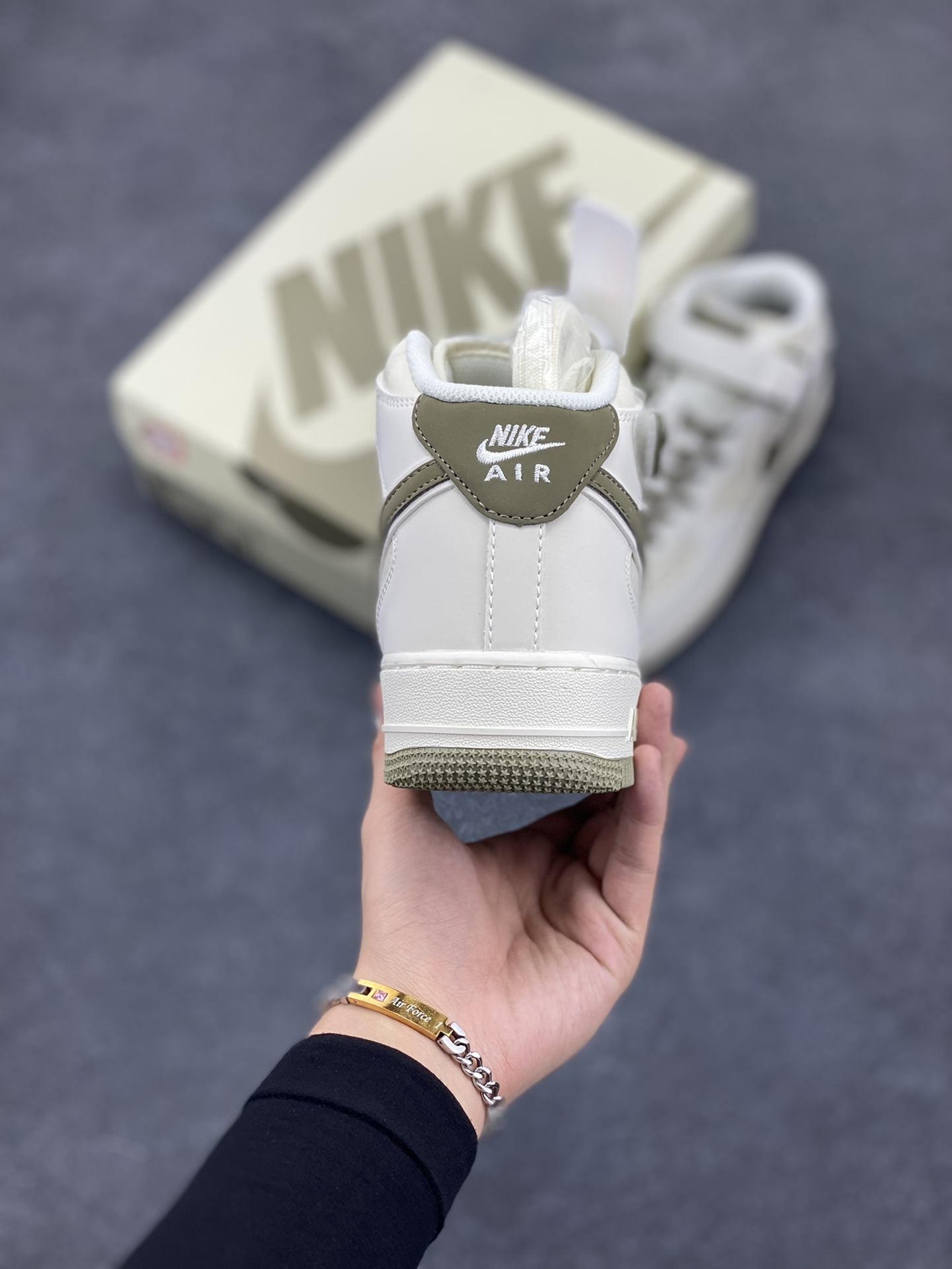图片[4]-Nike Air Force 1 MID 米绿勾 满天星中帮空军一号休闲板鞋 客供高亮3m反光 定制头成皮料 定制鞋盒 原楦原纸板 纯正版型 内置全掌气垫 货号：SH0235-577 尺码：36 36.5 37.5 38 38.5 39 40 40.5 41 42 42.5 43 44 44.5 45-选品中心